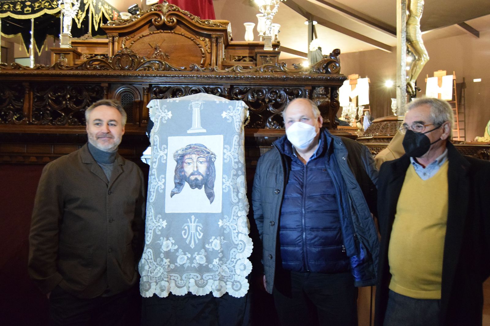 Javier Carpintero junto a los jefes de paso