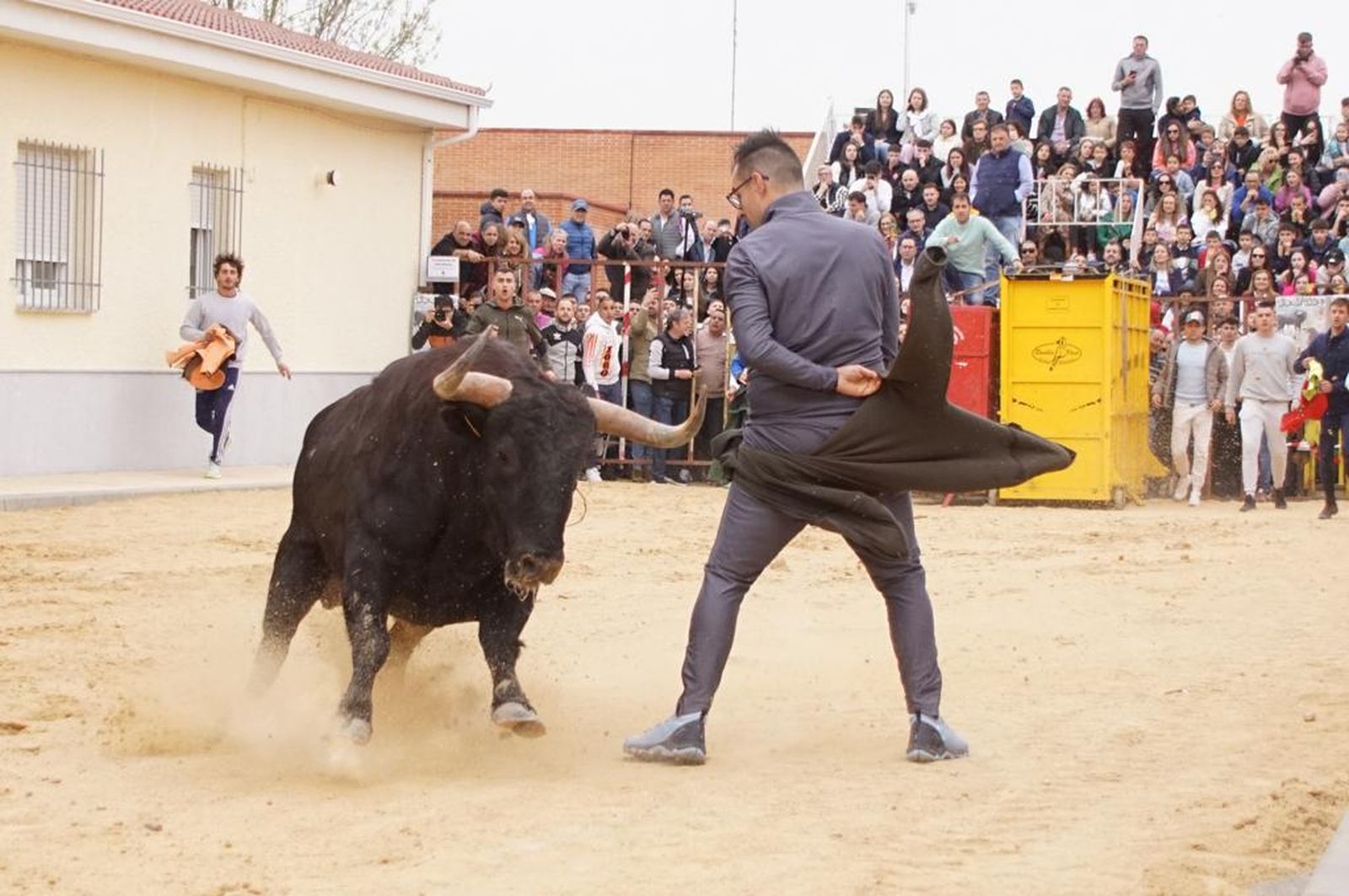 ambiente-y-participacion-durante-el-toro-del-voto-en-villoria-suelta-de-dos-toros-del-cajon-foto-juanes-8