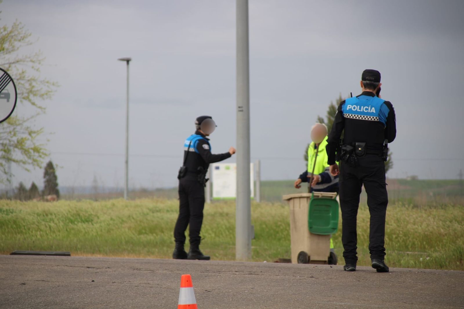 Accidente entre un motorista y un turismo en la avenida de los Agustinos Recoletos