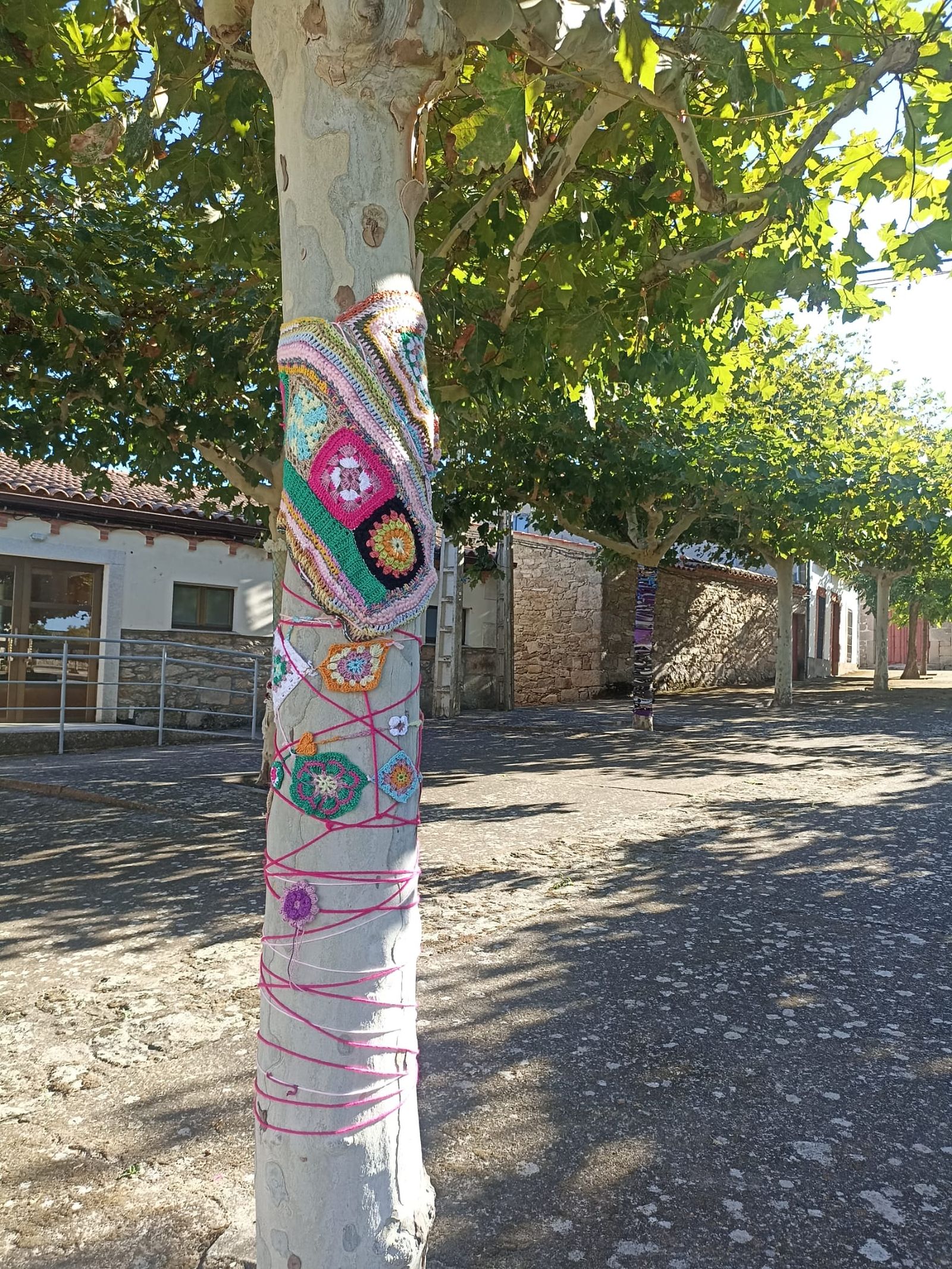 Los vecinos de Roelos 'visten' los árboles (9)