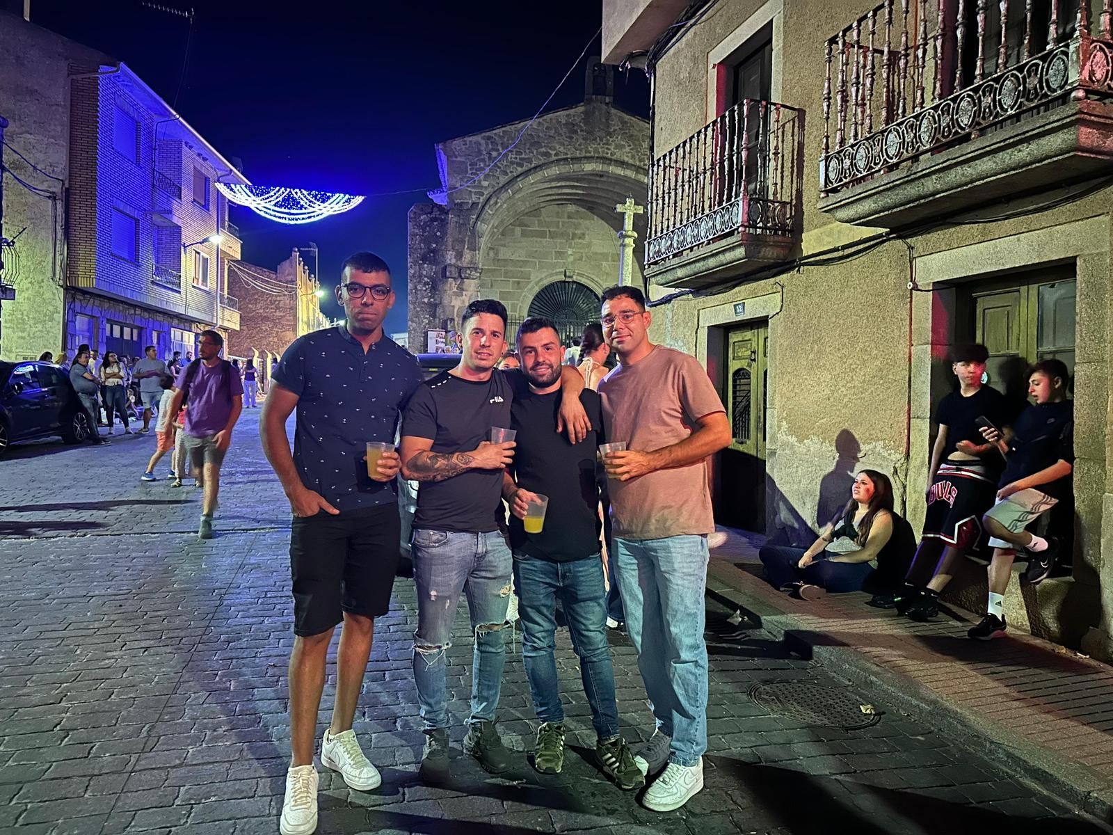 El desfile de carrozas de Aldeadávila vuelve a llenar de luz y color las calles en sus fiestas