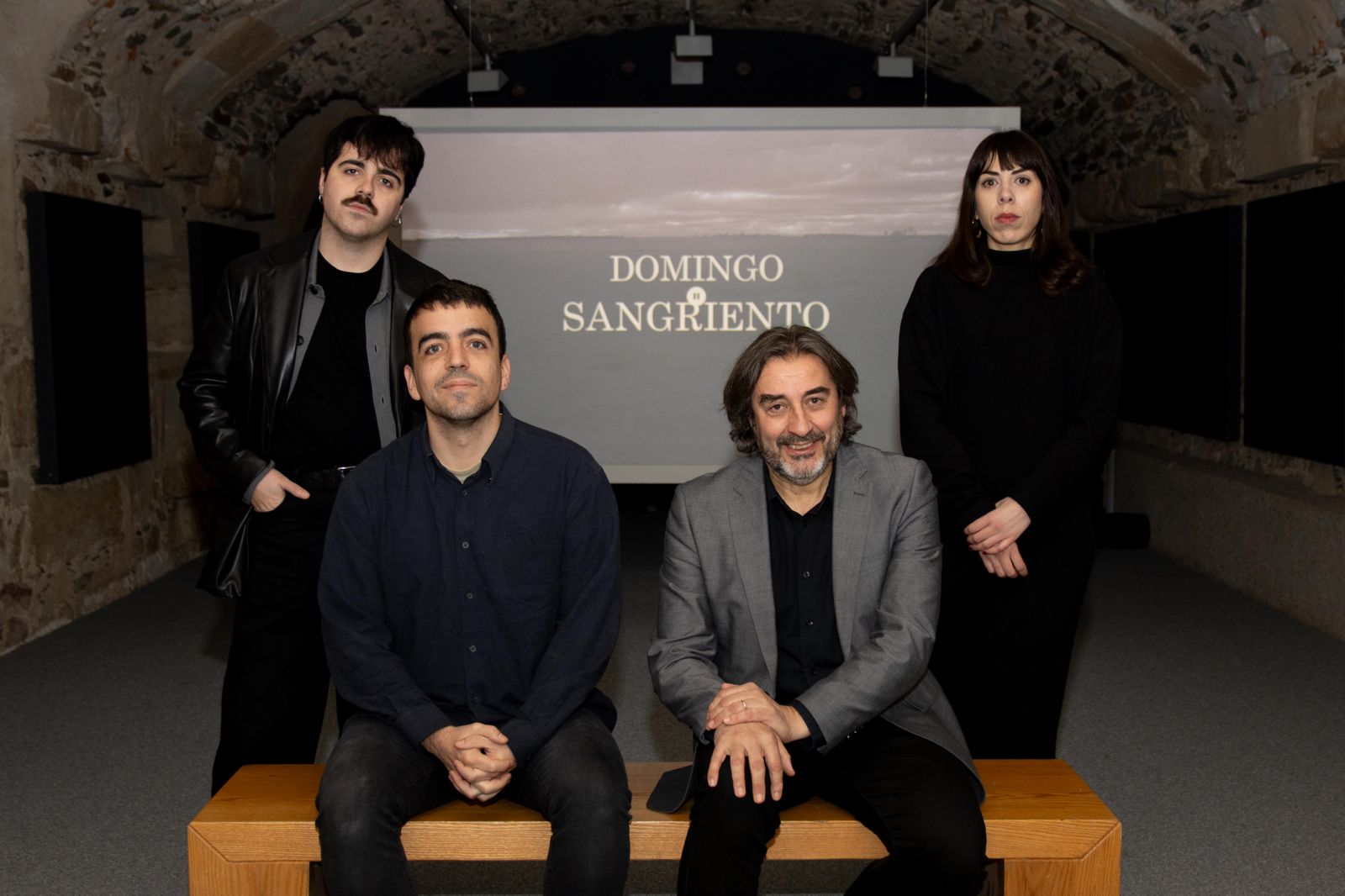 Presentación de 'Domingo sangriento'. Antonio López-Berges (realizador) y Javier Panera (director SAC USAL).Detrás: Iván Andrés (cantante) y Laura Bueno (comisaria). Autora: Sandra López - Comunicación USAL Presentación de 'Domingo sangriento'. Antonio López-Berges (realizador) y Javier Panera (director SAC USAL).Detrás: Iván Andrés (cantante) y Laura Bueno (comisaria). Autora: Sandra López - Comunicación USAL