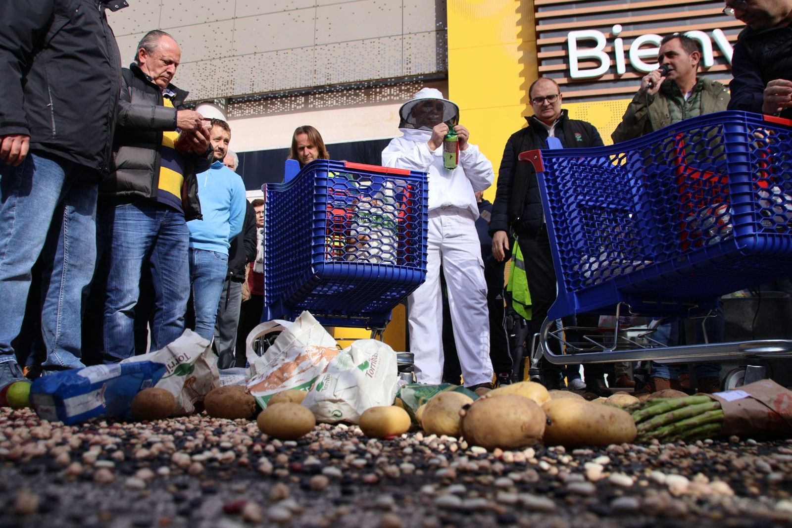 Agricultores y ganaderos protestan en las inmediaciones del Carrefour y la Plaza de Toros