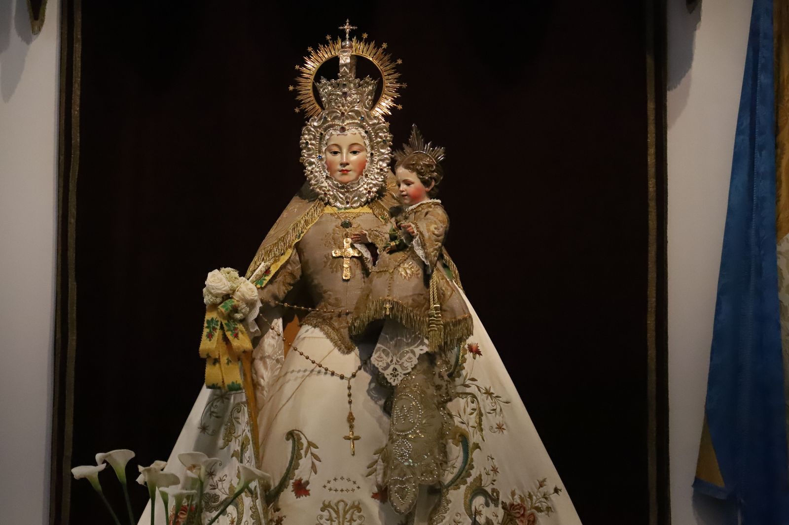 La Virgen del Yermo aguarda engalanada en la iglesia de San Lázaro