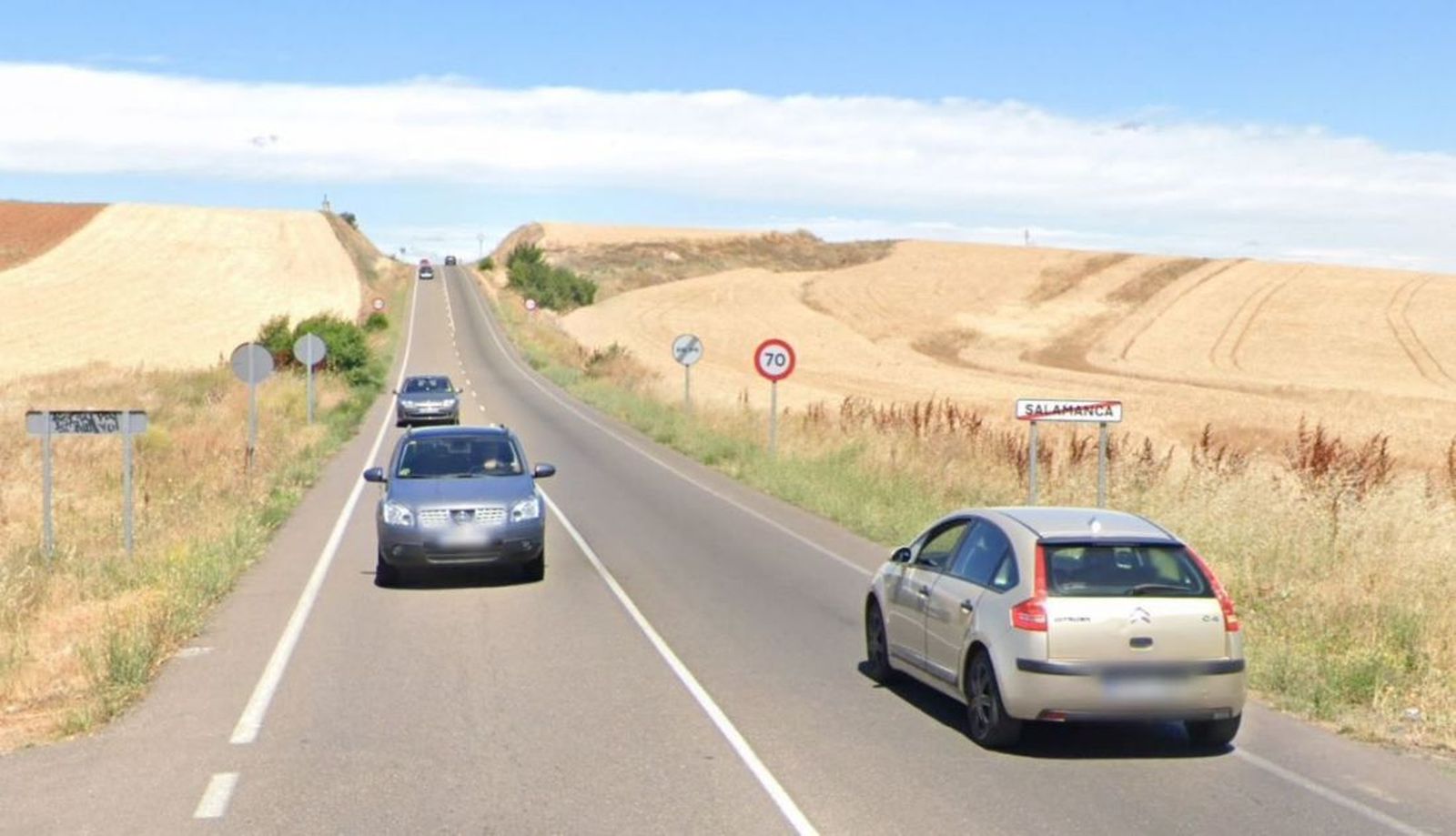 Carretera  SA- 300 que une Salamanca y Villamayor. Foto de archivo