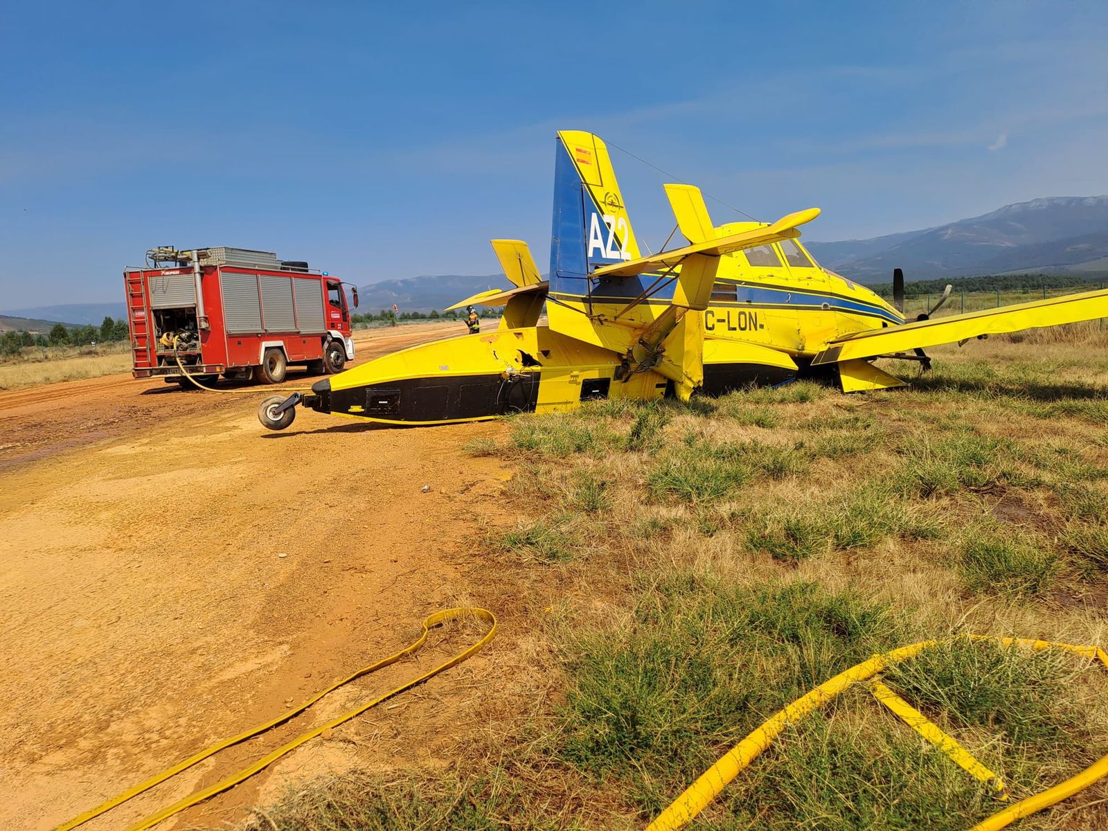 Aeronave de lucha contra incendios destrozada en Zamora tras un aterrizaje forzoso