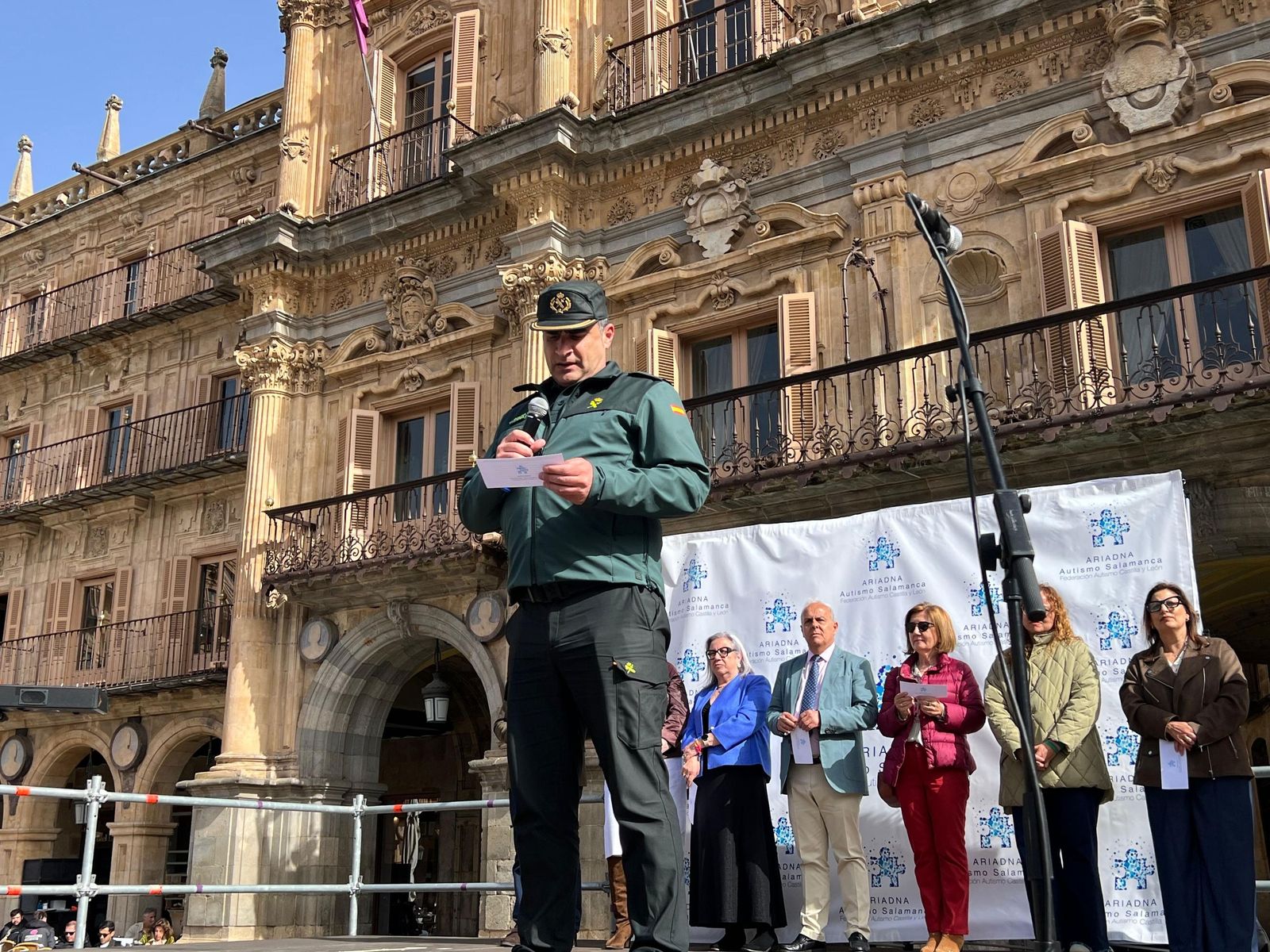 Acto de sensibilización en la Plaza Mayor de Salamanca con motivo del Día Mundial de Concienciación sobre el Autismo