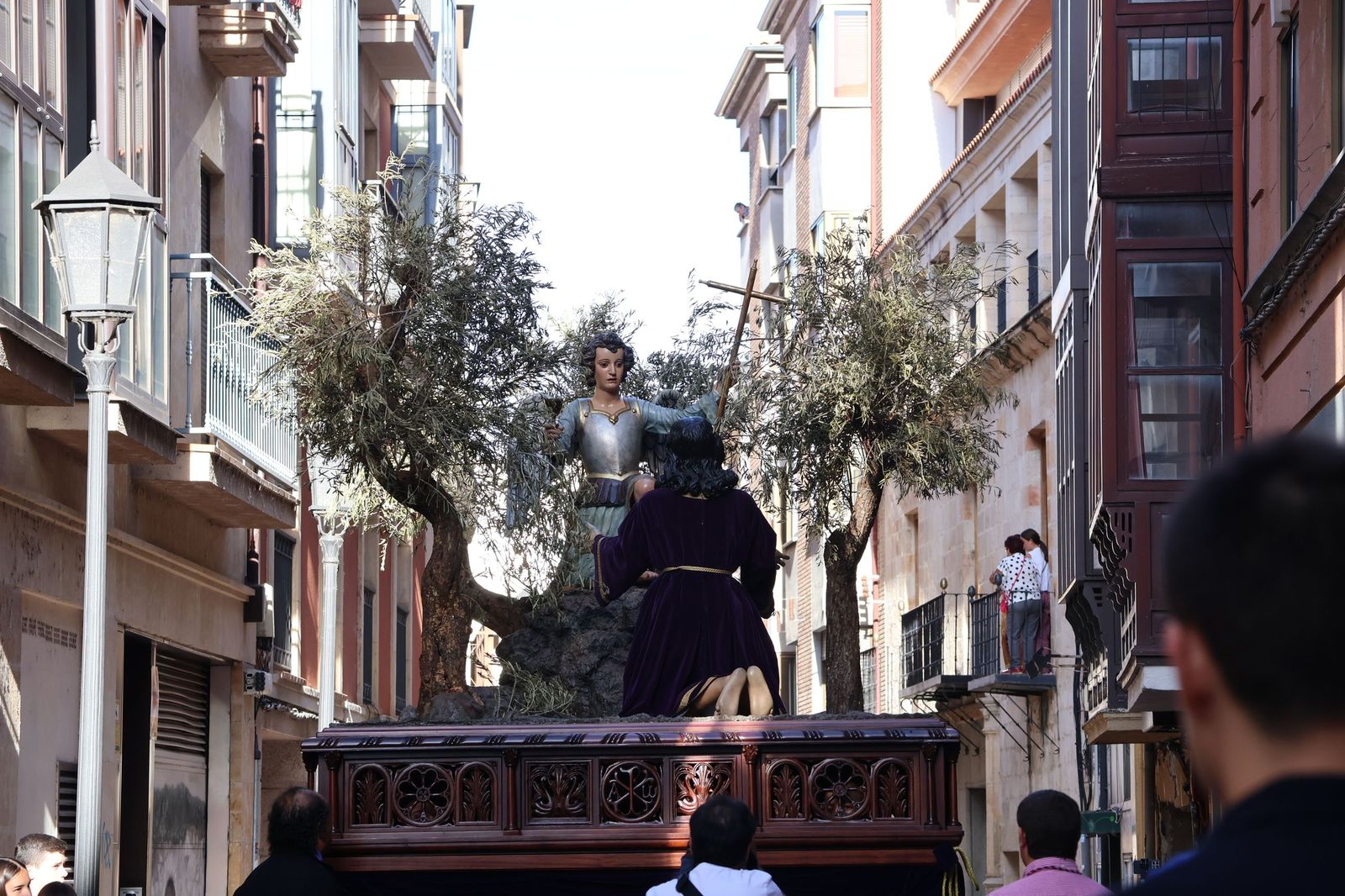 La Exaltación de la Cruz procesiona por las calles de Zamora rumbo a la carpa de San Bernabé