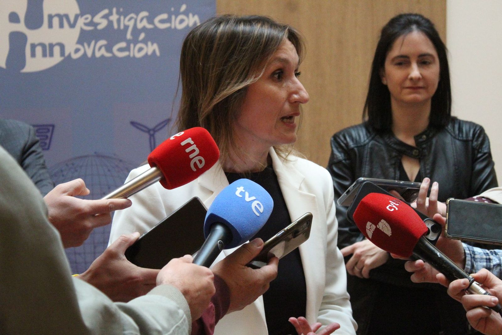La consejera de Educación, Rocío Lucas, clausura la entrega de premios.