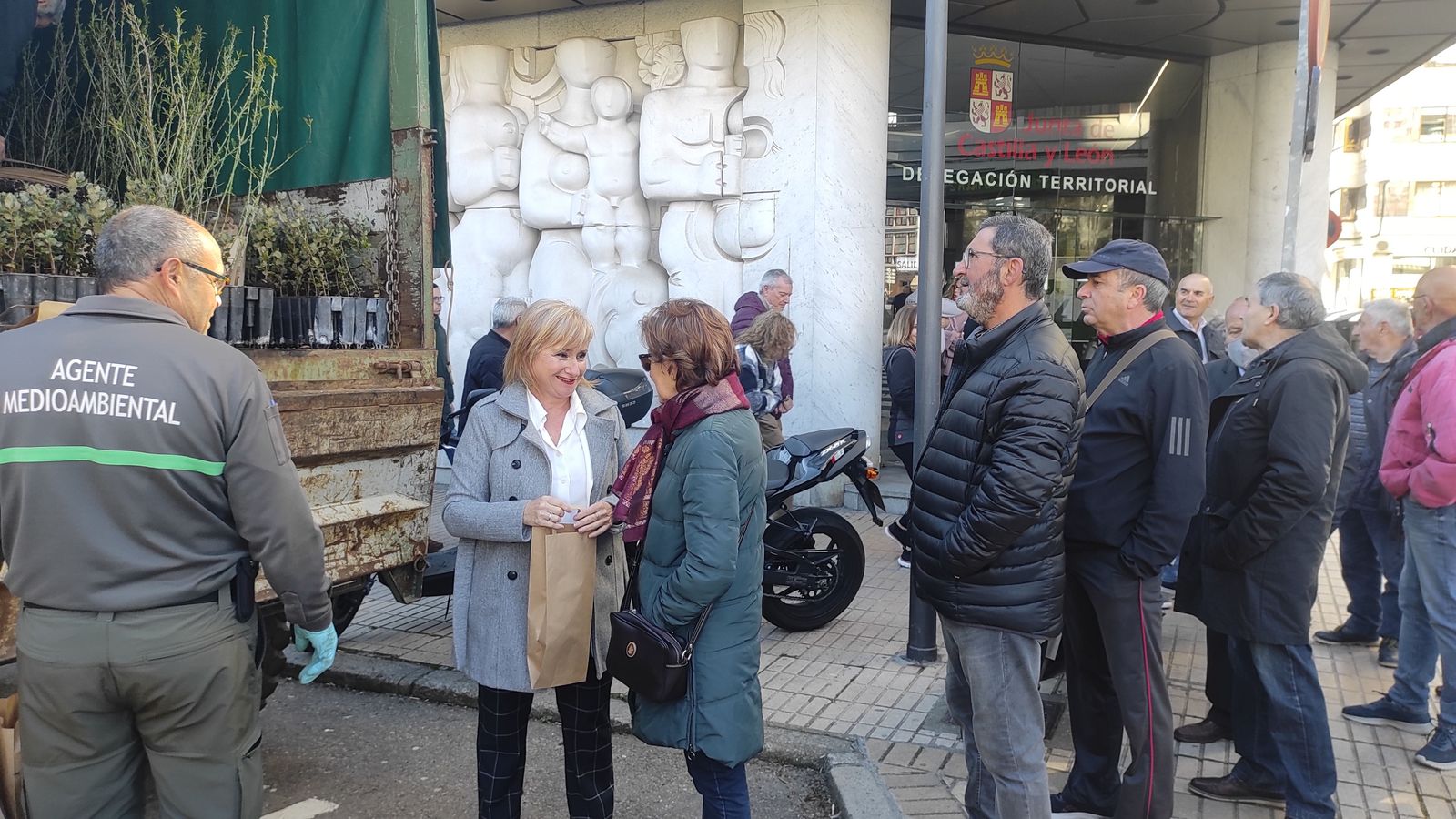 Leticia García, delegada territorial de la Junta de Castilla y León, repartiendo especies de árboles autóctonas de Zamora. Archivo