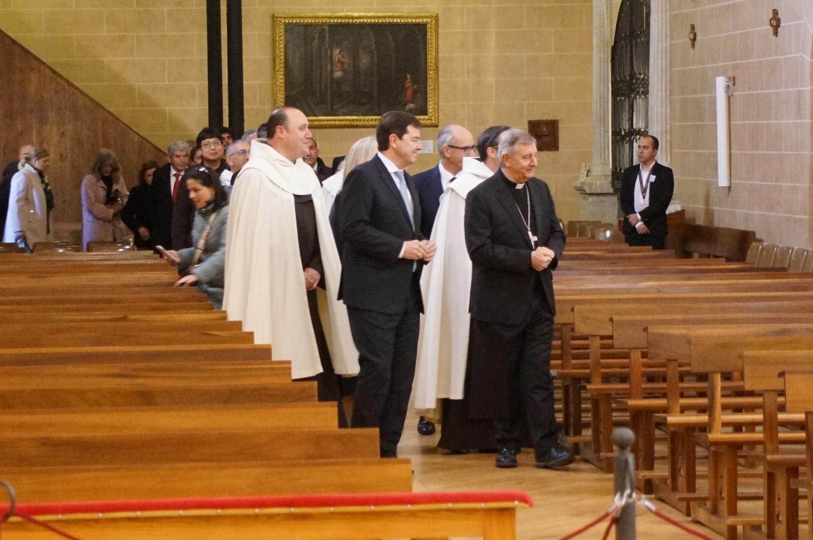 apertura-de-la-basilica-de-la-anunciacion-para-venerar-el-cuerpo-de-santa-teresa-en-alba-de-tormes-fotos-juanes-16