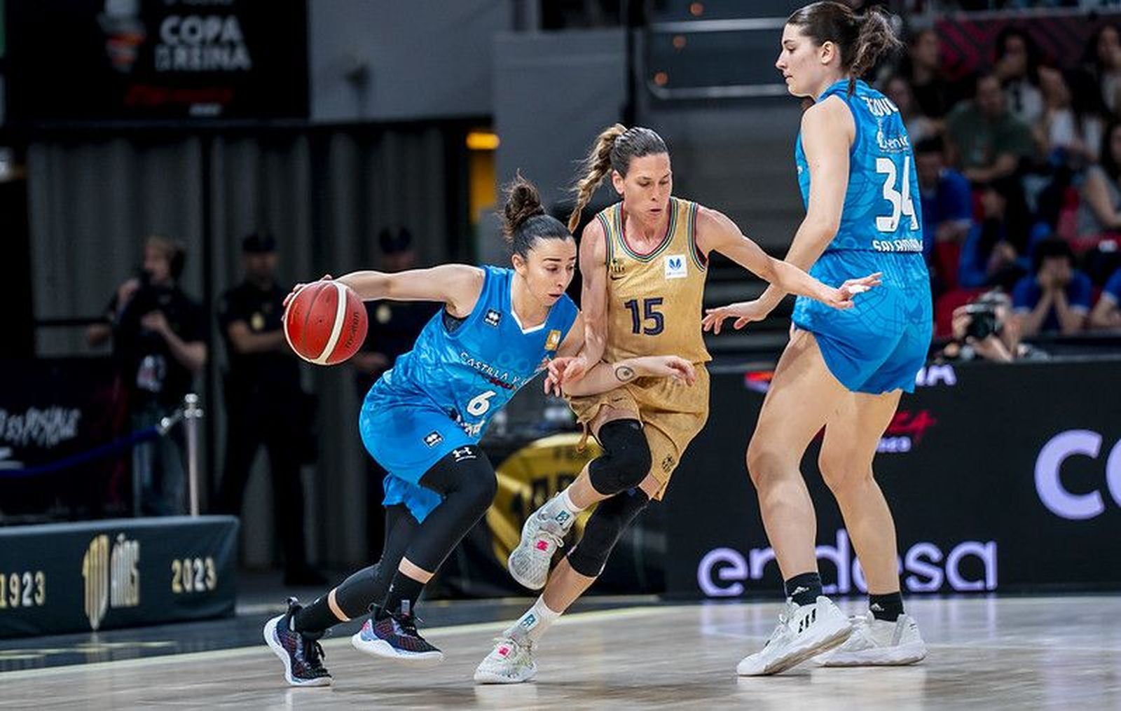 Silvia y Fasoula, ante Anna Cruz FOTO COMPETICIONES FEB