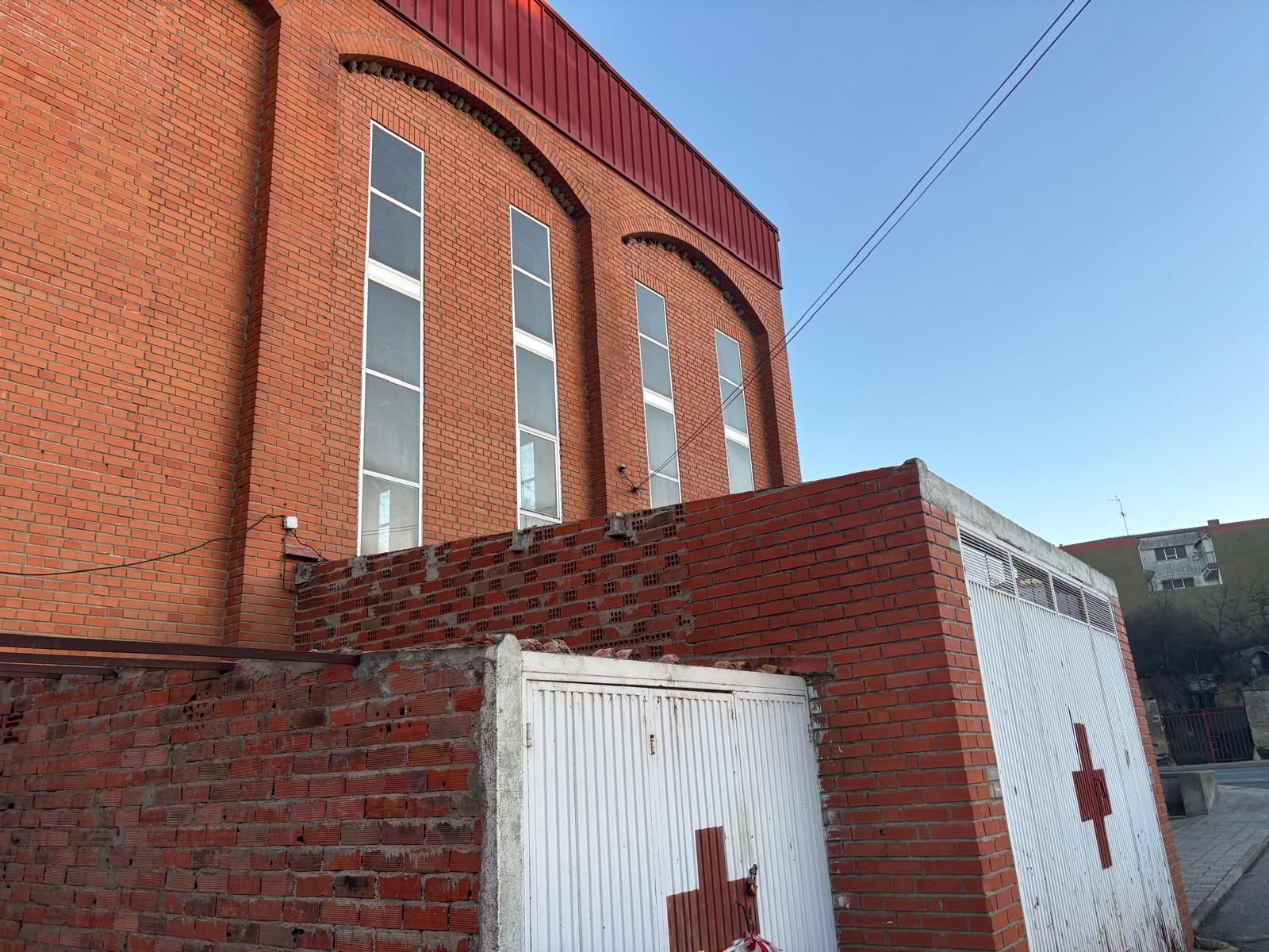Trabajos de retirada de amianto en la calle Piscinas de Alba de Tormes. Foto Ayuntamiento Alba de Tormes