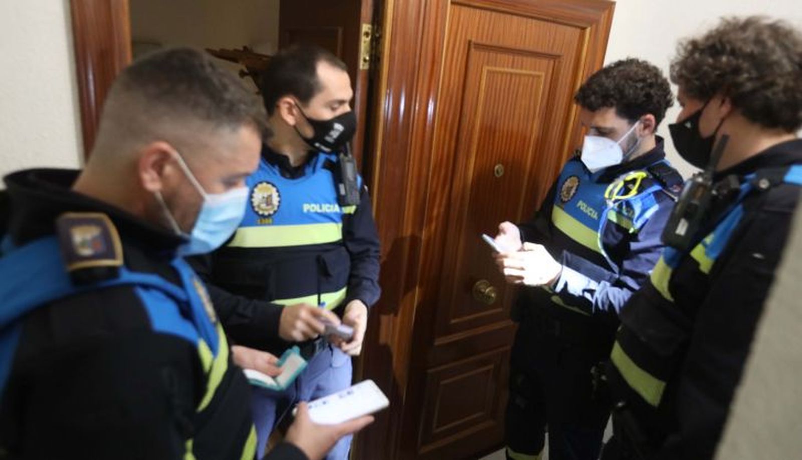 Reportaje con la Policía Local en el turno de tarde para comprobar terrazas y mascarillas.