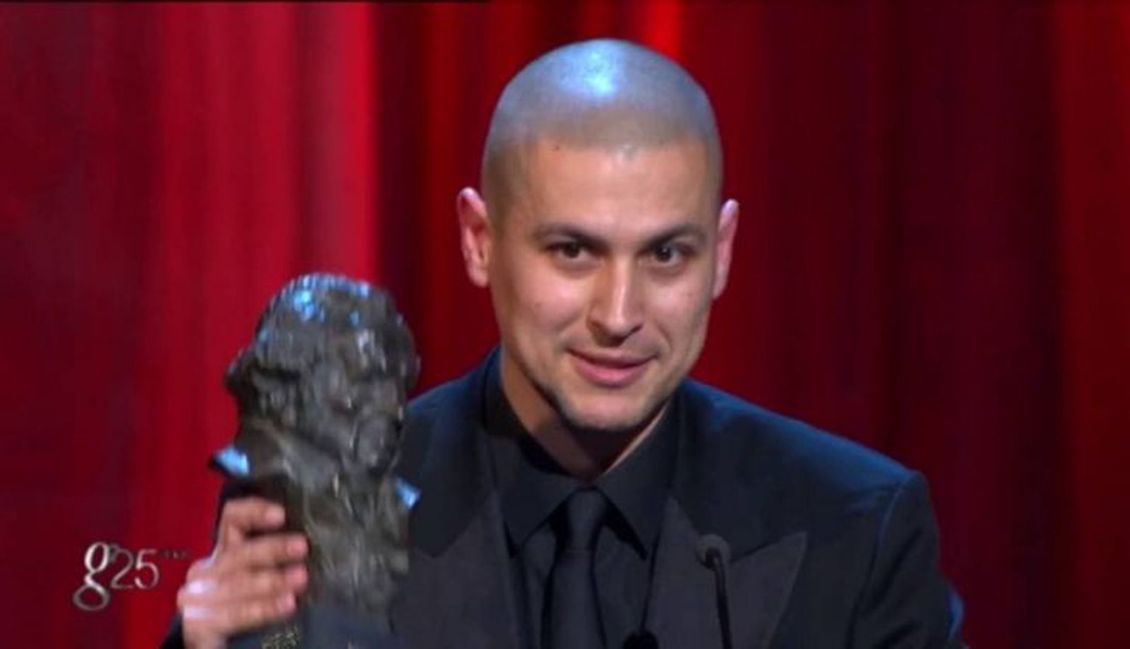 Rodrigo Cortés recogiendo el Goya a 'Mejor montaje' por Buried