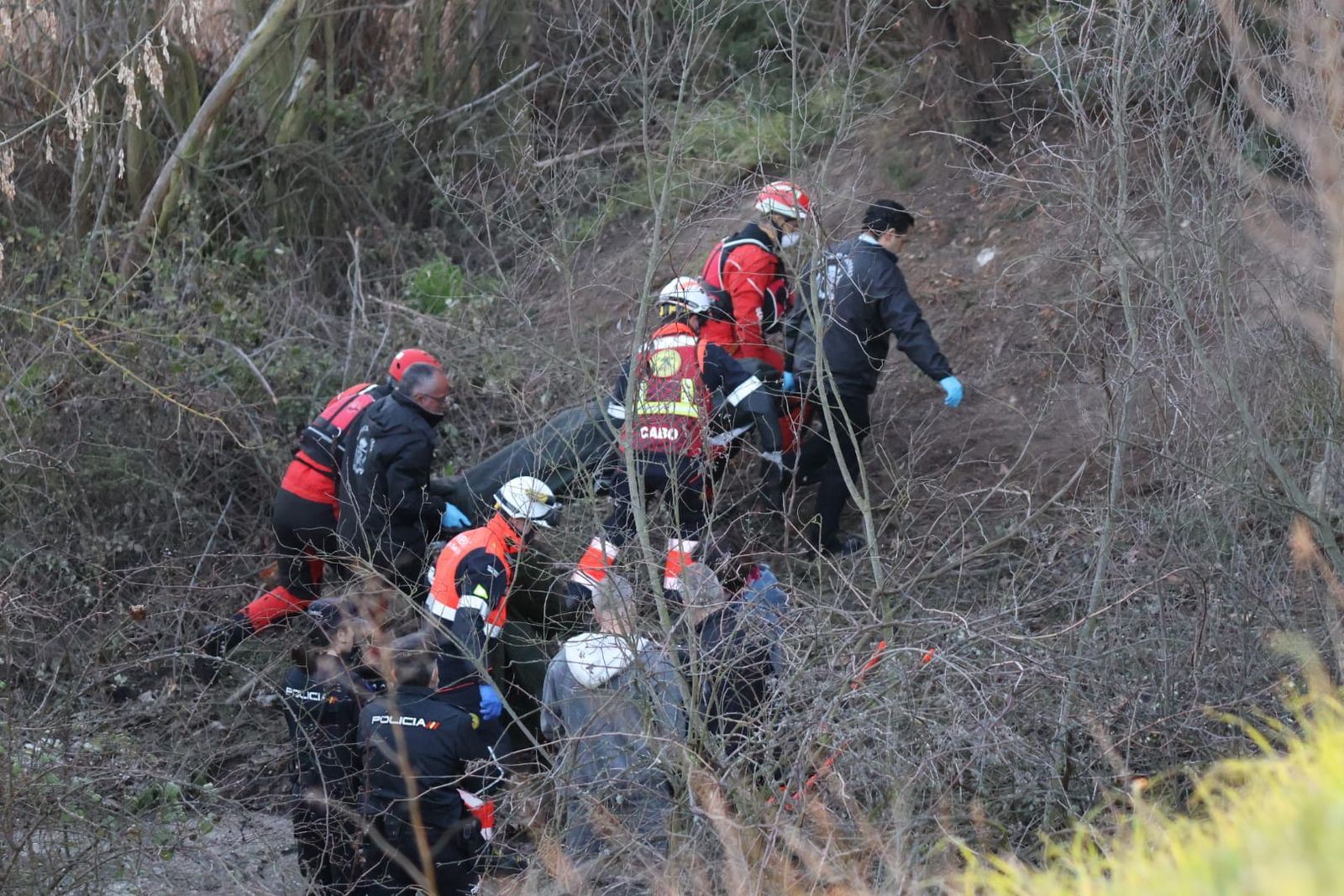 despliegue-policial-tras-la-aparicion-de-un-cadaver-en-la-zona-del-rio-tormes-fotos-andrea-m-1