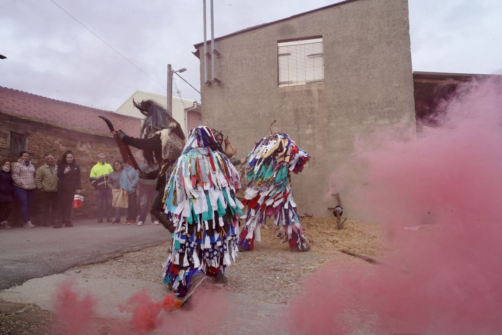 Abejera vuelve a disfrutar con sus Cencerrones en una de las obisparras más conocidas de la provincia.