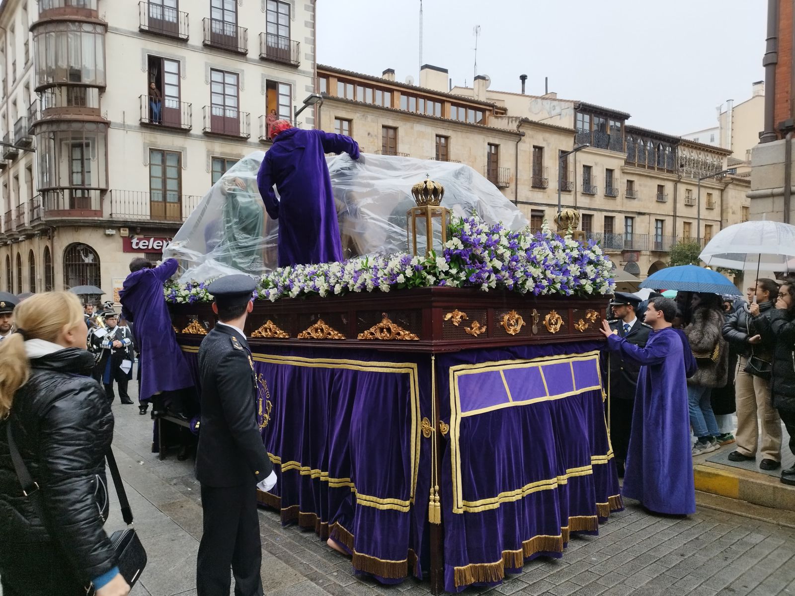 VÍDEO | La lluvia y el granizo paraliza la procesión del Nazareno en pleno desfile, refugiando sus imágenes bajo lonas de plástico