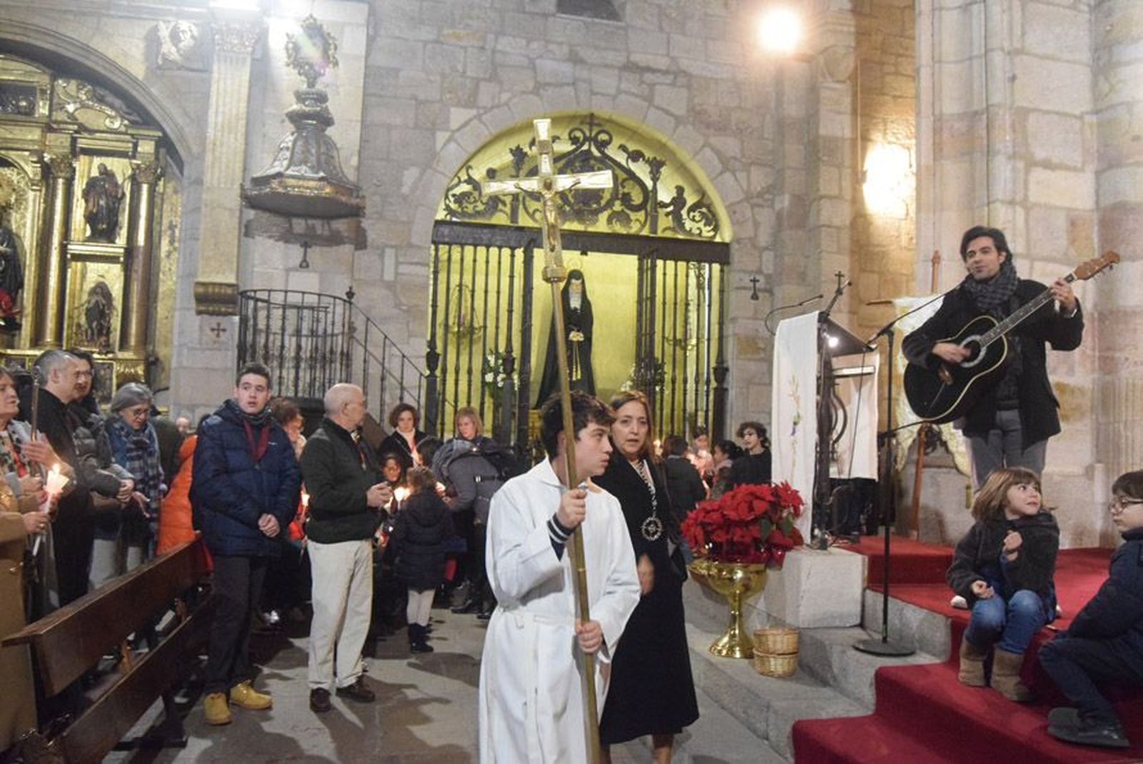 las-candelas-vuelven-a-unir-la-iglesia-de-san-juan-con-la-de-san-vicente-39