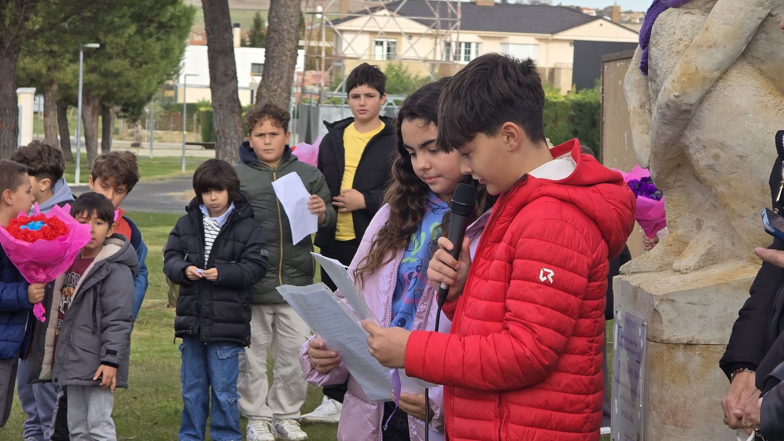 Ofrenda floral y lectura del manifiesto institucional por el Día Contra la Violencia de Género