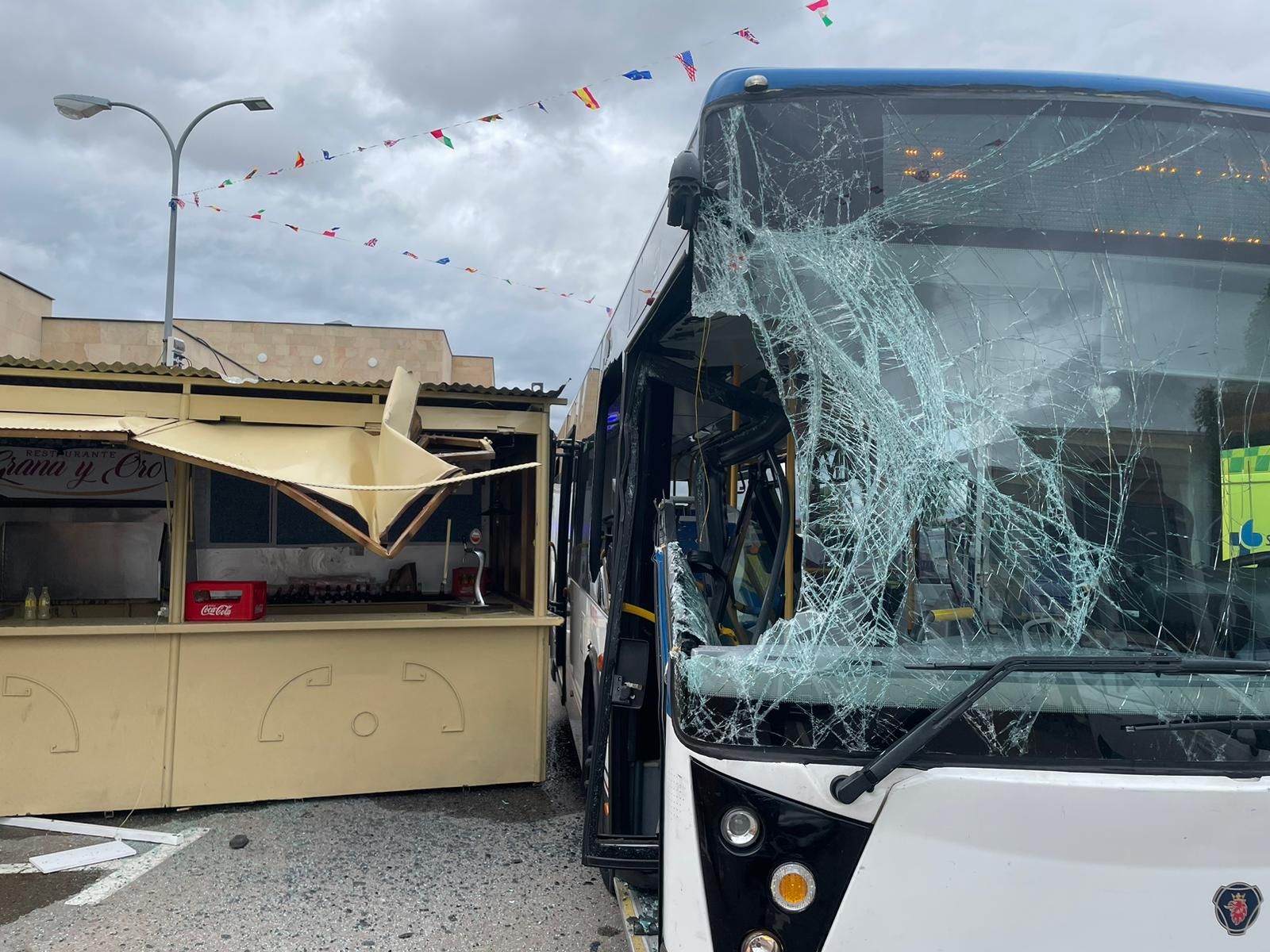 Un bus de Avanza choca contra una caseta en Villares de la Reina