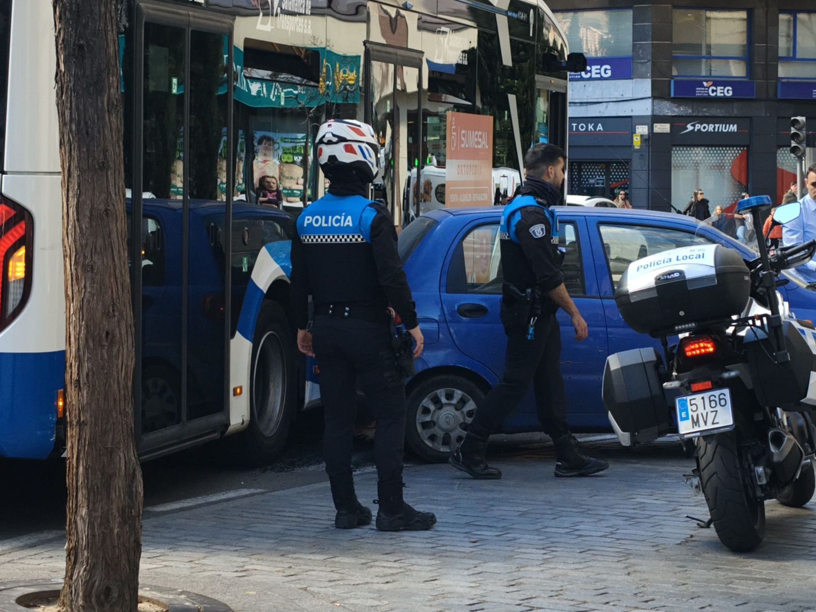 Un coche golpea a un autobús urbano después de haber colisionado con otro vehículo en la Puerta de Zamora