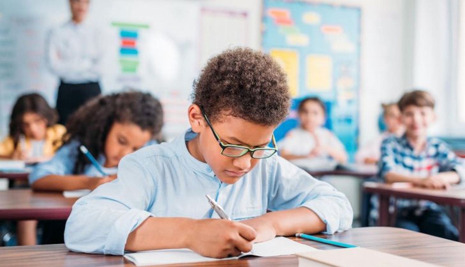 Archivo - Niño en el colegio, miopía, gafas. - AMIRES - Archivo