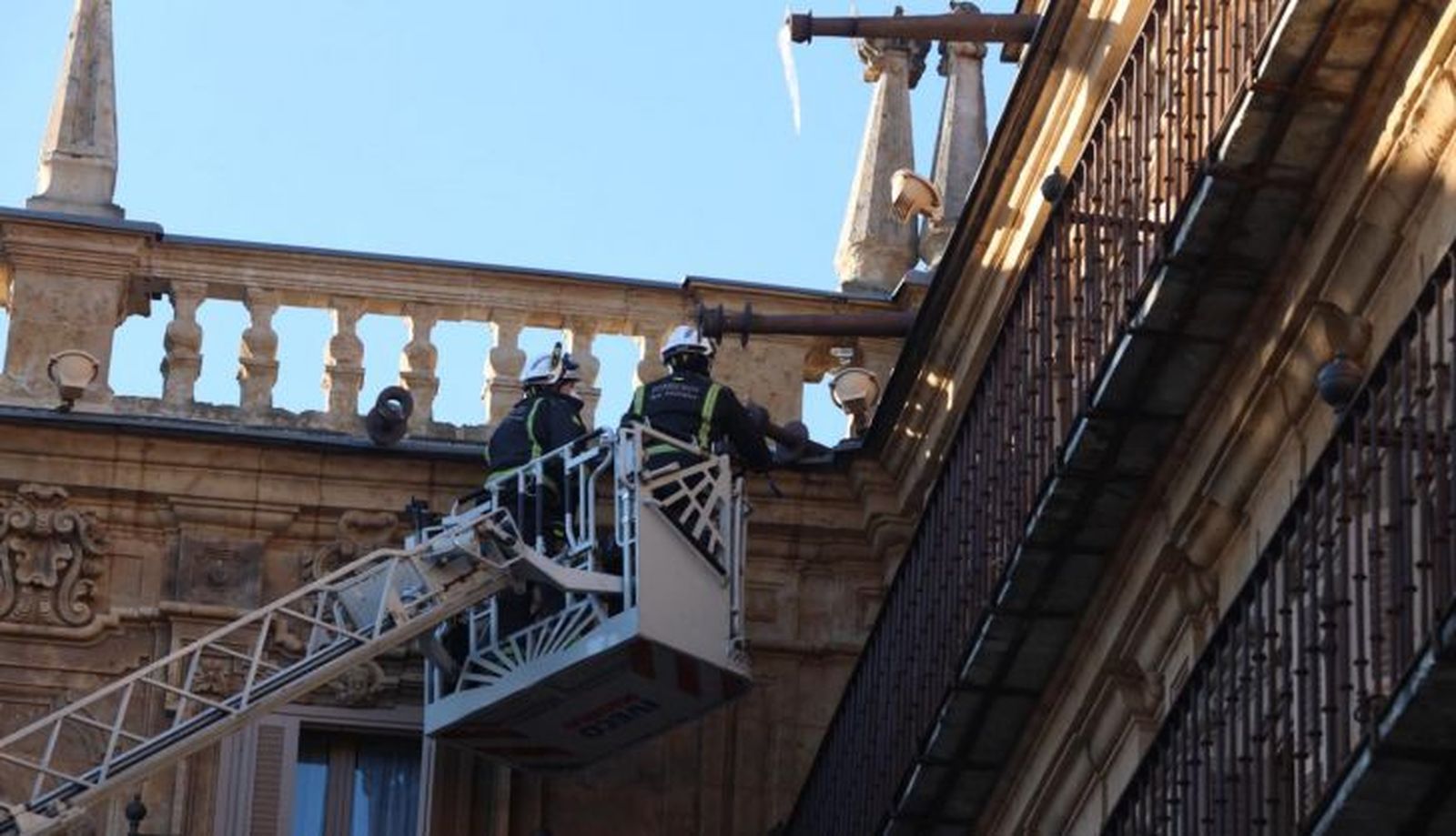 Bomberos retiran los carámbanos de hielo de la Plaza Mayor 1