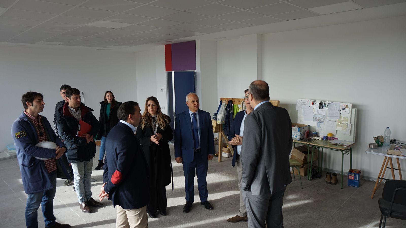 el-director-general-de-centros-e-infraestructuras-jose-migel-saez-visita-la-ultima-fase-al-ceip-maria-moliner-de-castellanos-de-moriscos-15