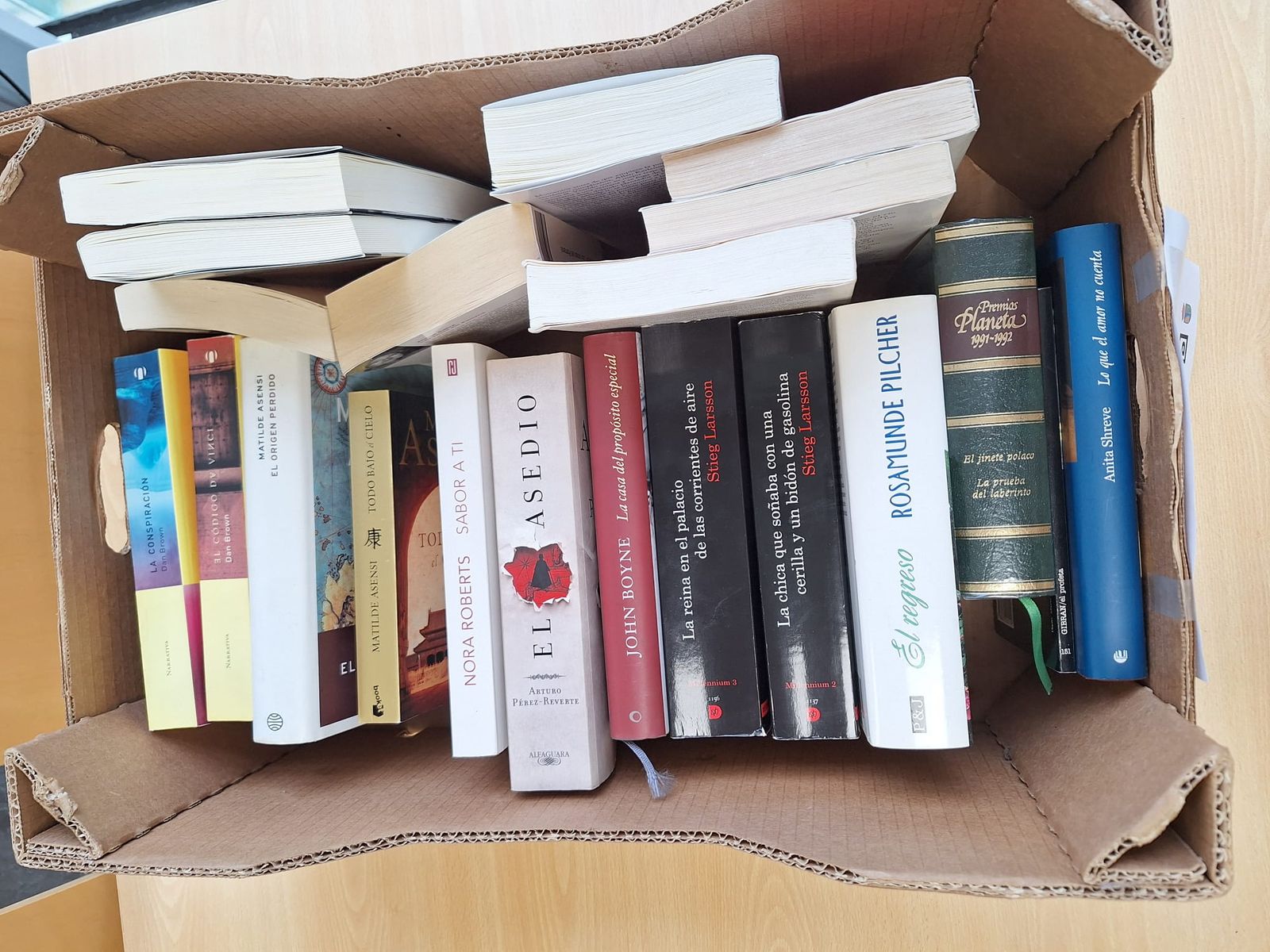 Mercadillo solidario de libros a favor de la ELA en la biblioteca de Villamayor. Foto de archivo