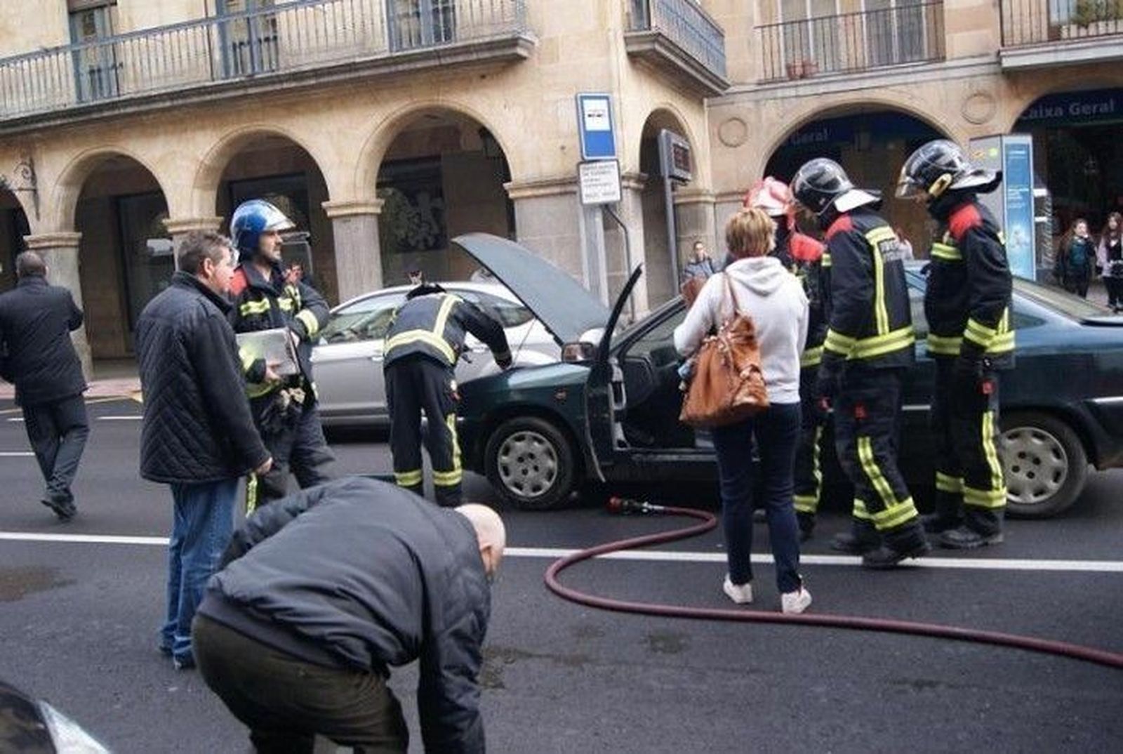 Arde un vehículo en la Gran Vía