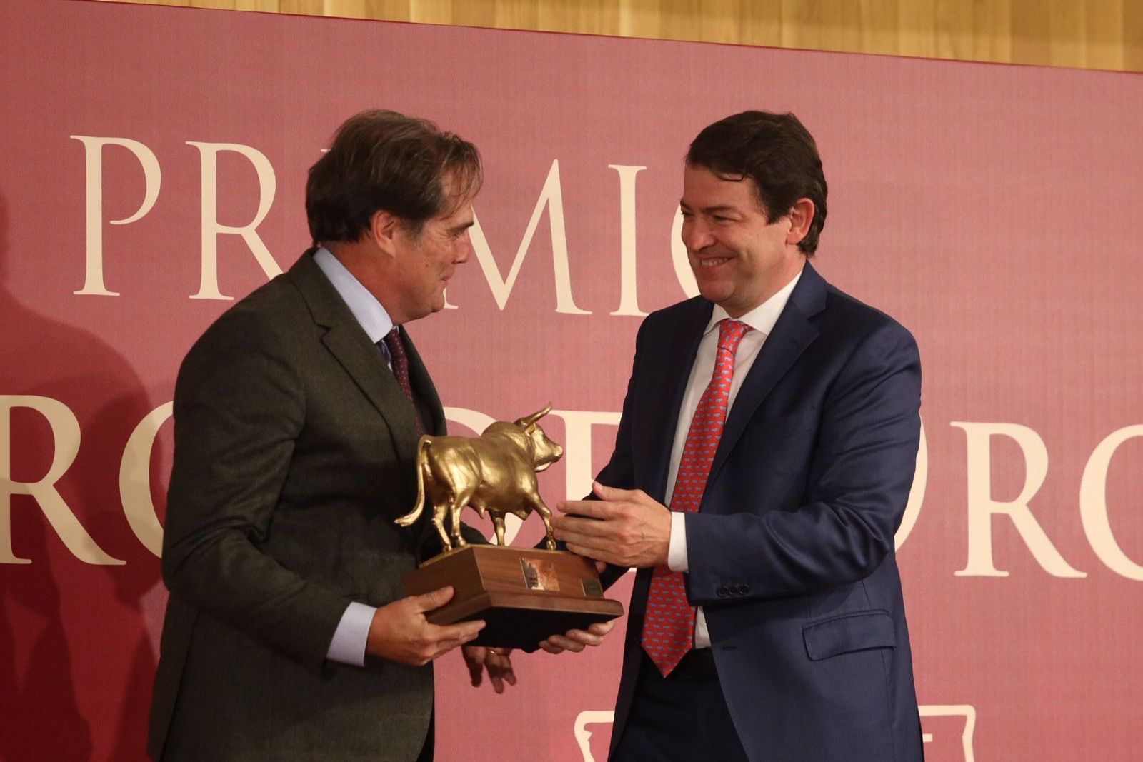 Momento de la entrega del Premio 'Toro de Oro'. Fotos: JUANES