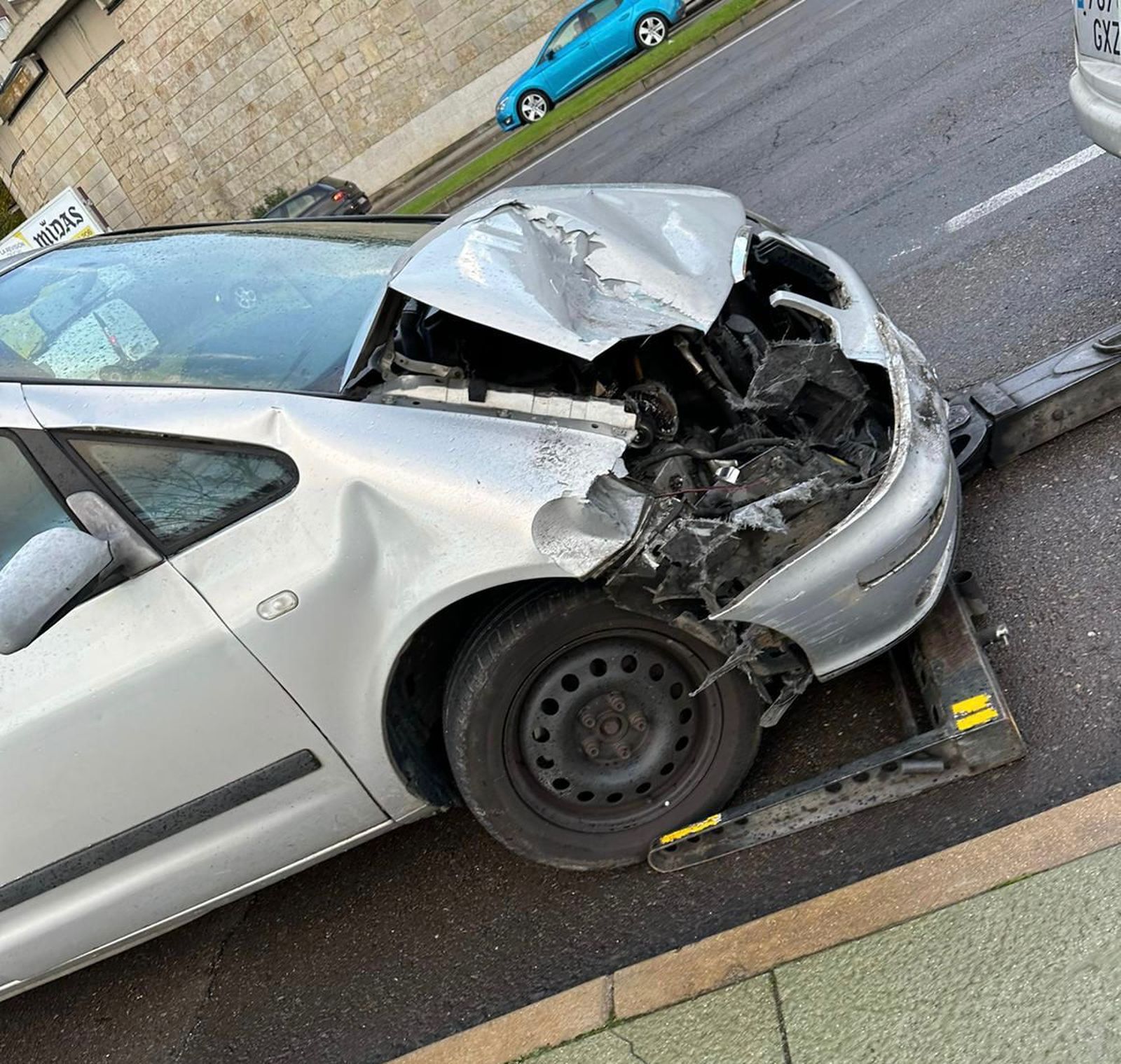 Choque entre un turismo y un autobús en el puente Felipe VI