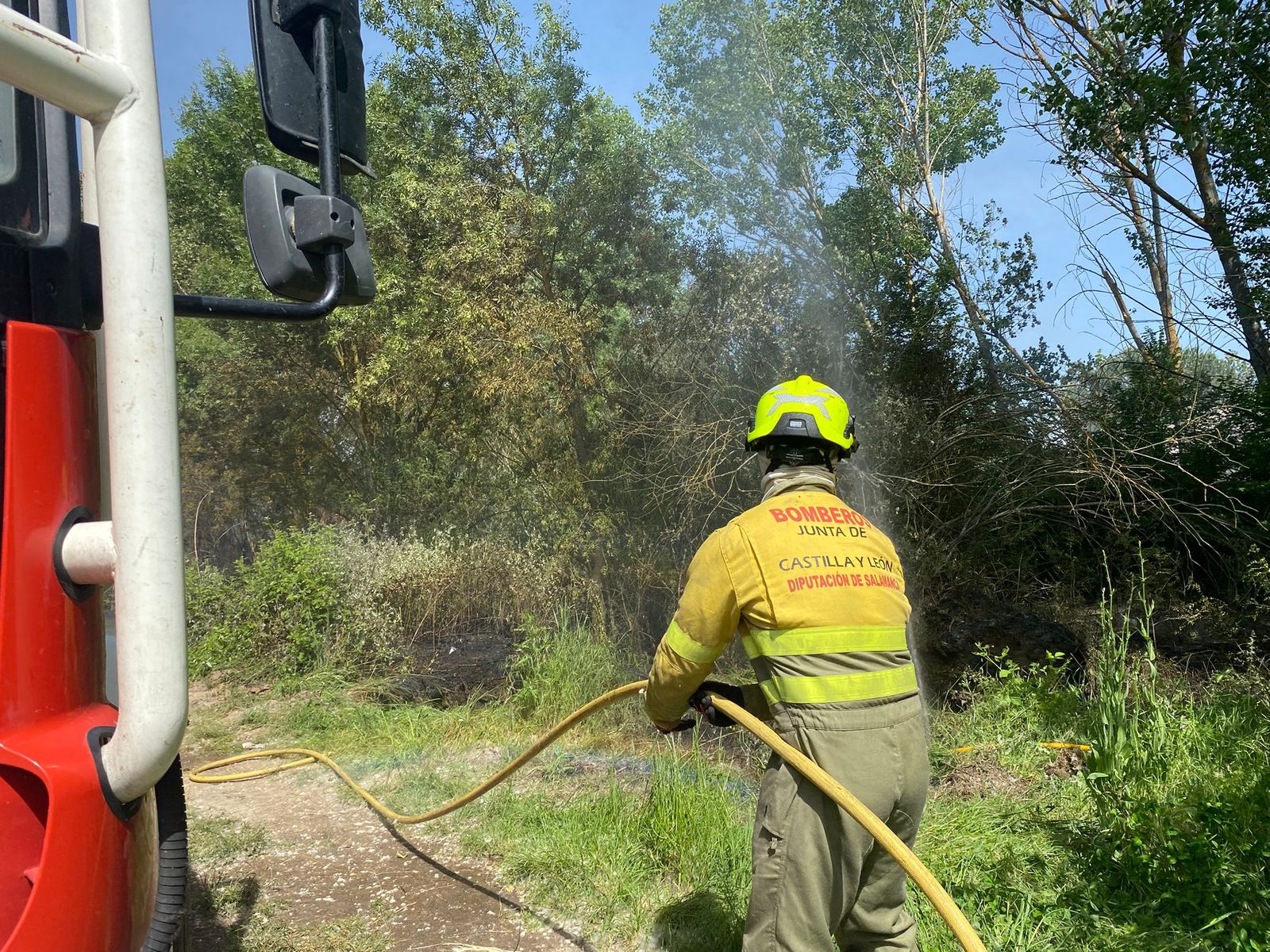 Los bomberos sofocan un incendio entre el puente del Pradillo y La Fontana