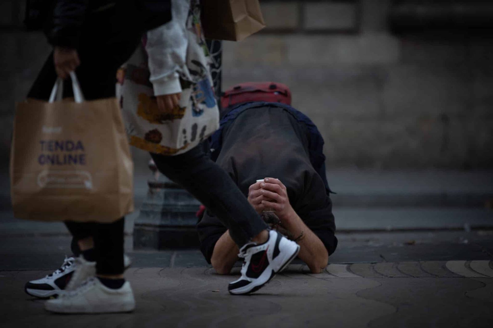 Un mendigo pide limosna en la calle-EP