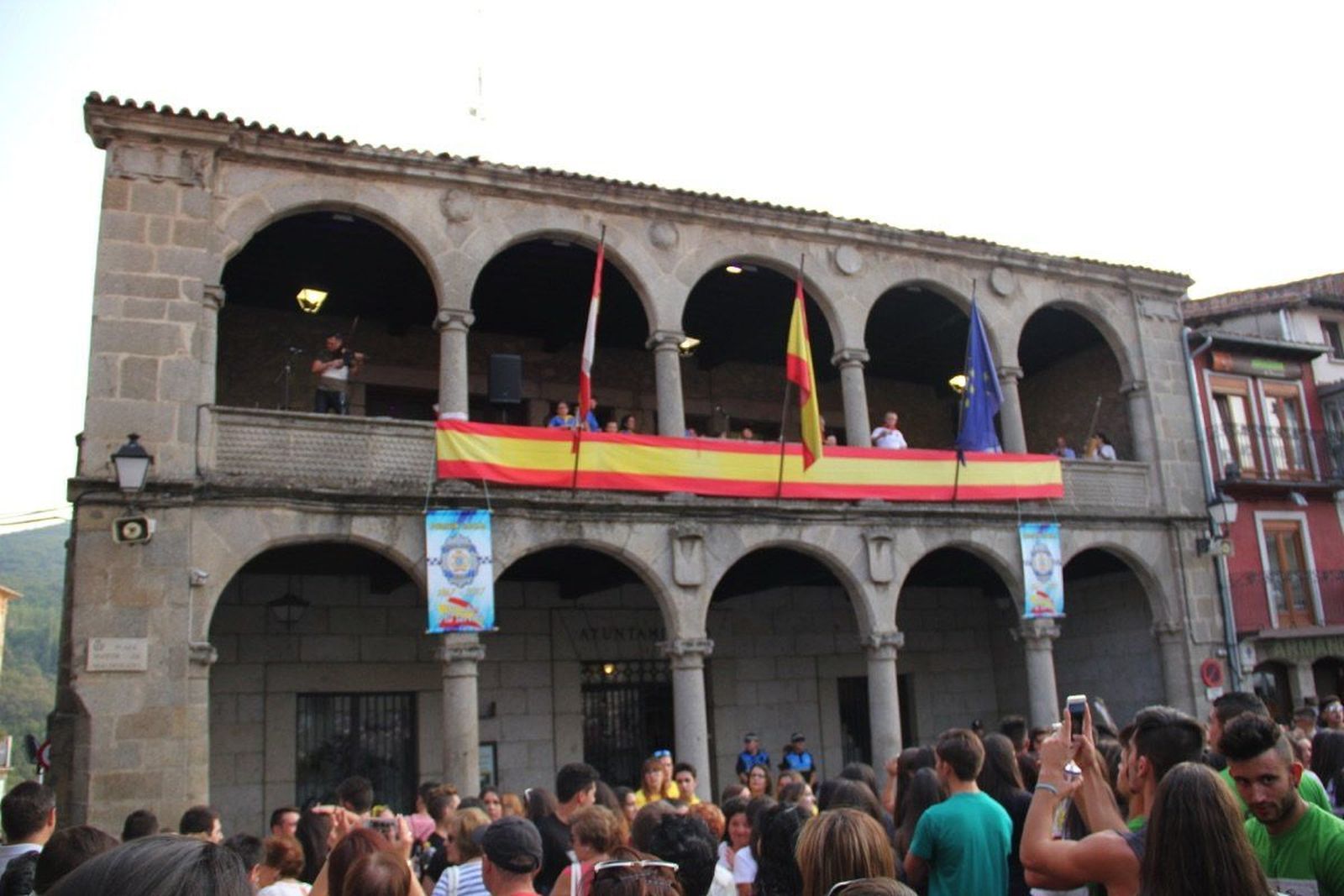 El rock internacional de Jim Brother y el violín de Javi Lin ponen música a la noche del chupinazo en Béjar