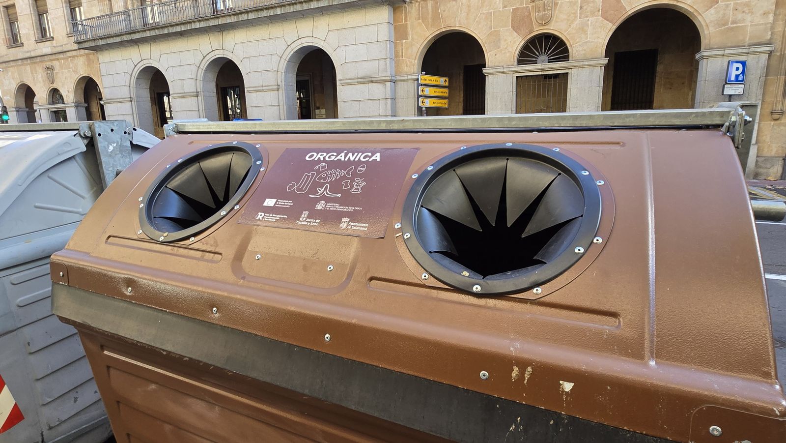 Contenedor marrón de basura orgánica en Salamanca