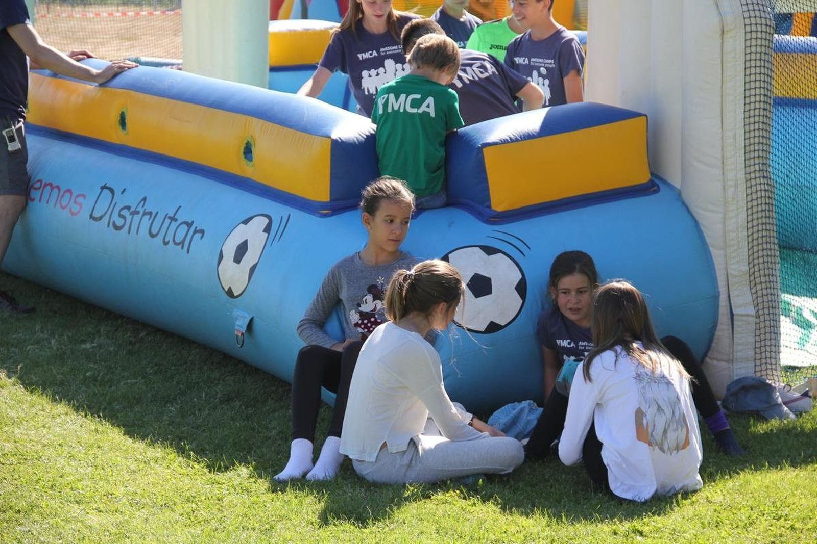 Juegos en el Campo de Tiro y Deportes en el seno del Campamento de Día de YMCA