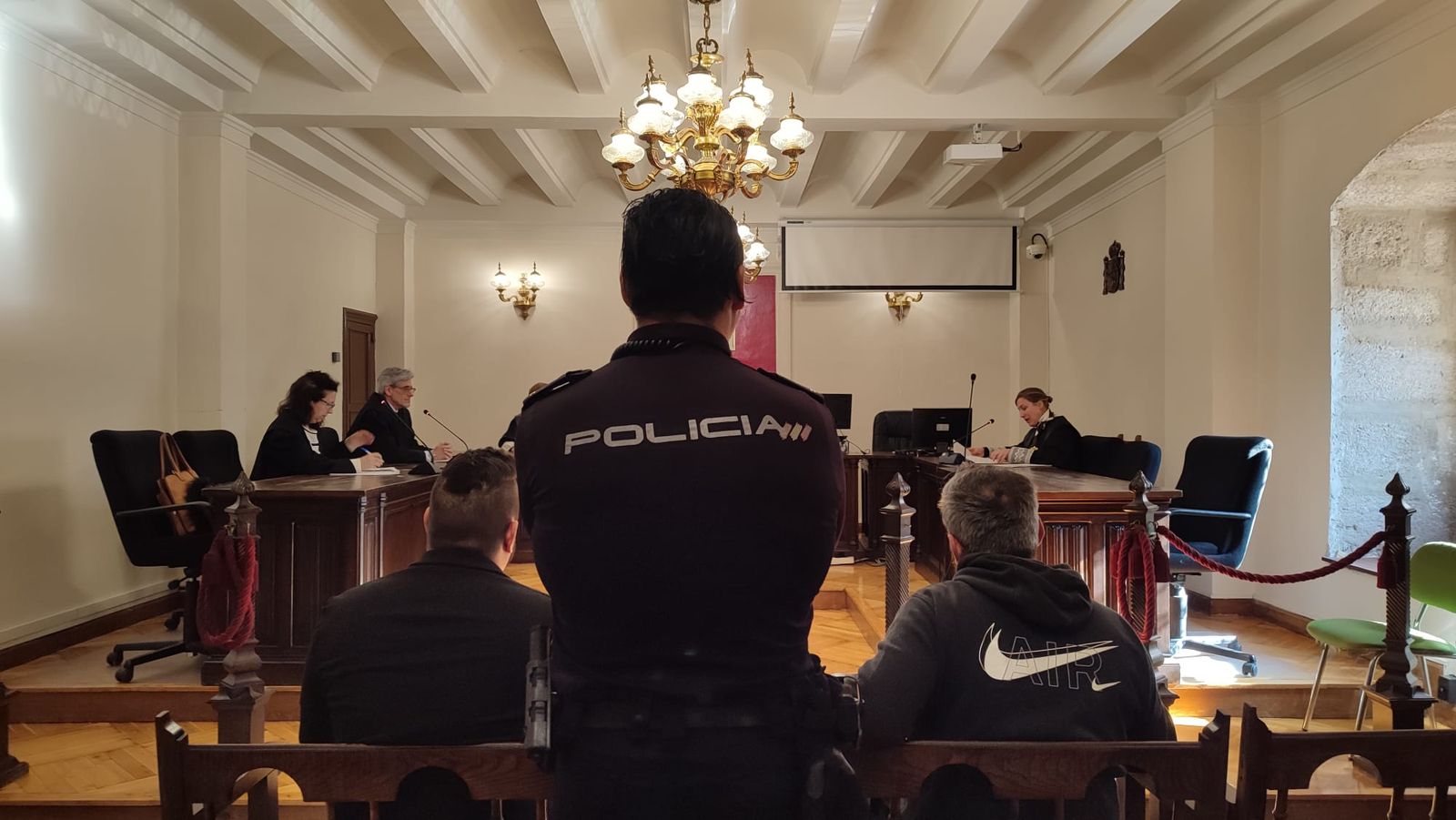 Juicio contra los dos acusados tras ser localizados con fármacos que causan grave daño a la salud