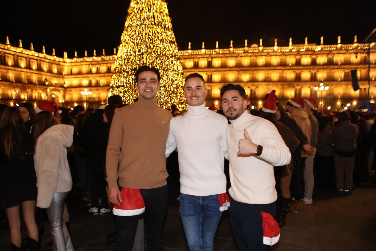 Miles de personas disfrutan de las campanadas y la fiesta del Fin de Año Universitario