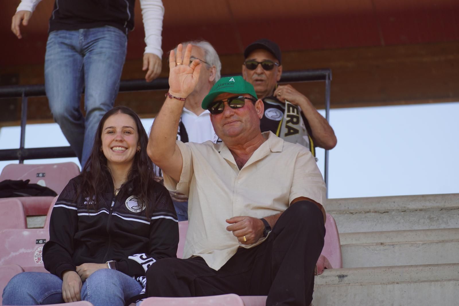 Gran ambiente en la grada para ver el partido entre Zamora - Unionistas en el Estadio Ruta de la Plata