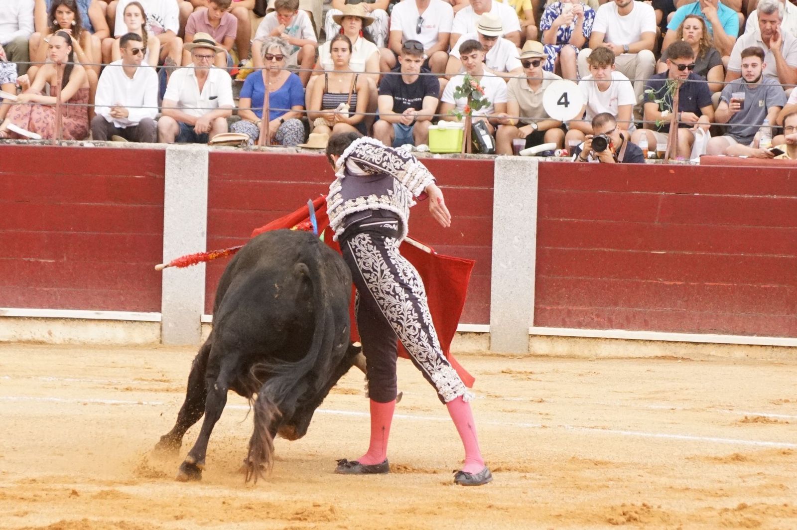 Javier Castaño se despide de Guijuelo y Damián Castaño, su hermano, e Ismael Martín salen a hombros en Guijuelo