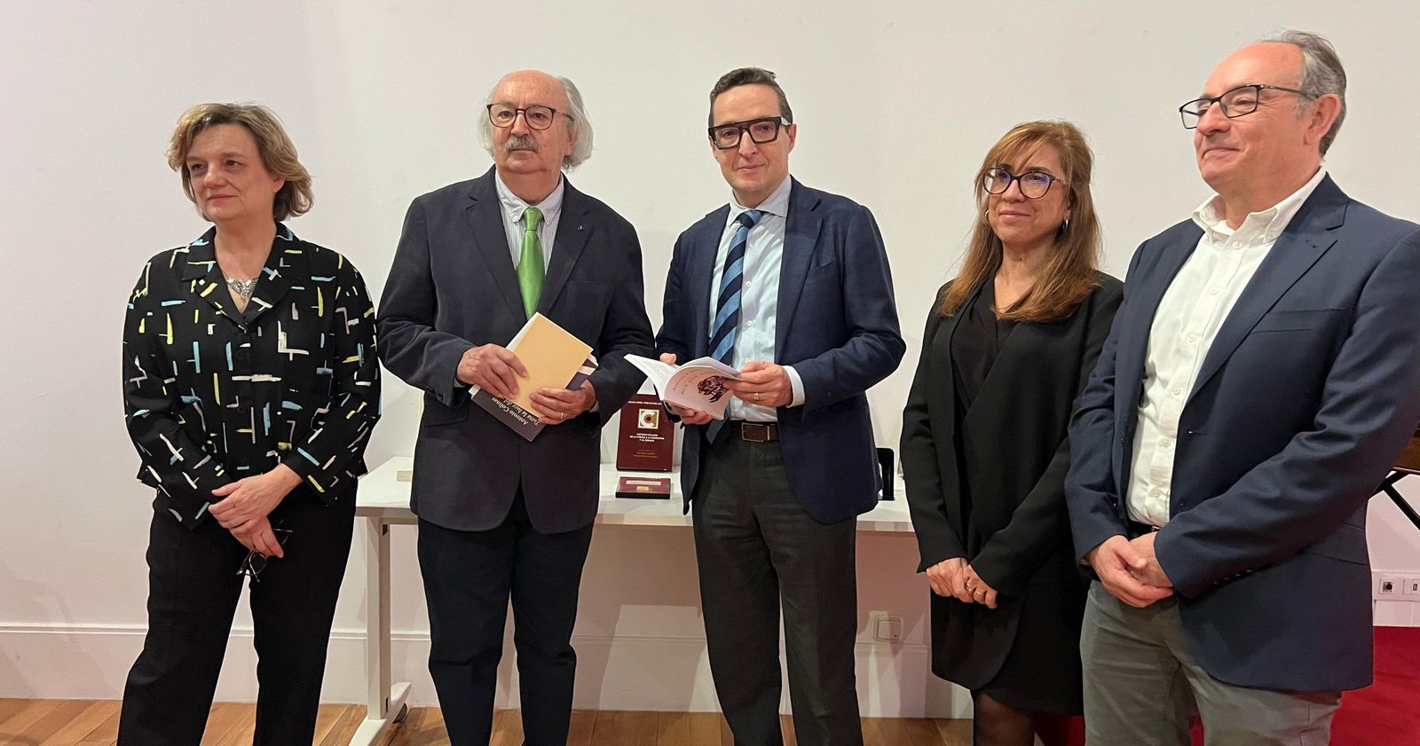 Antonio Colinas deja su huella en la Universidad de Salamanca con una donación de 120 libros