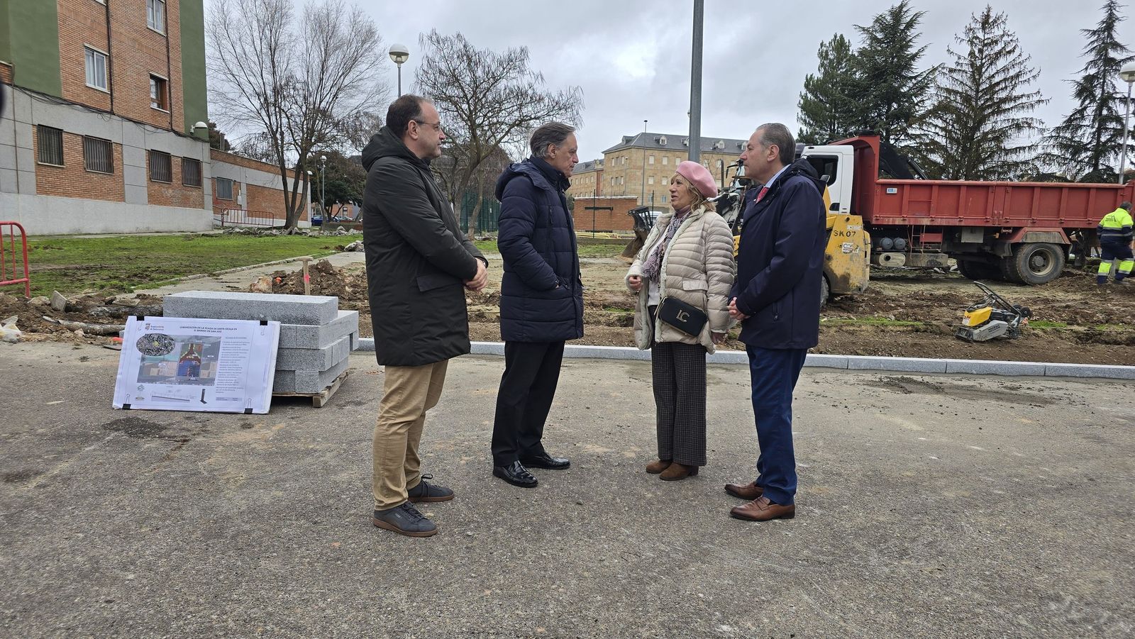 El alcalde de Salamanca, Carlos García Carbayo, visita las obras de la plaza de Santa Cecilia