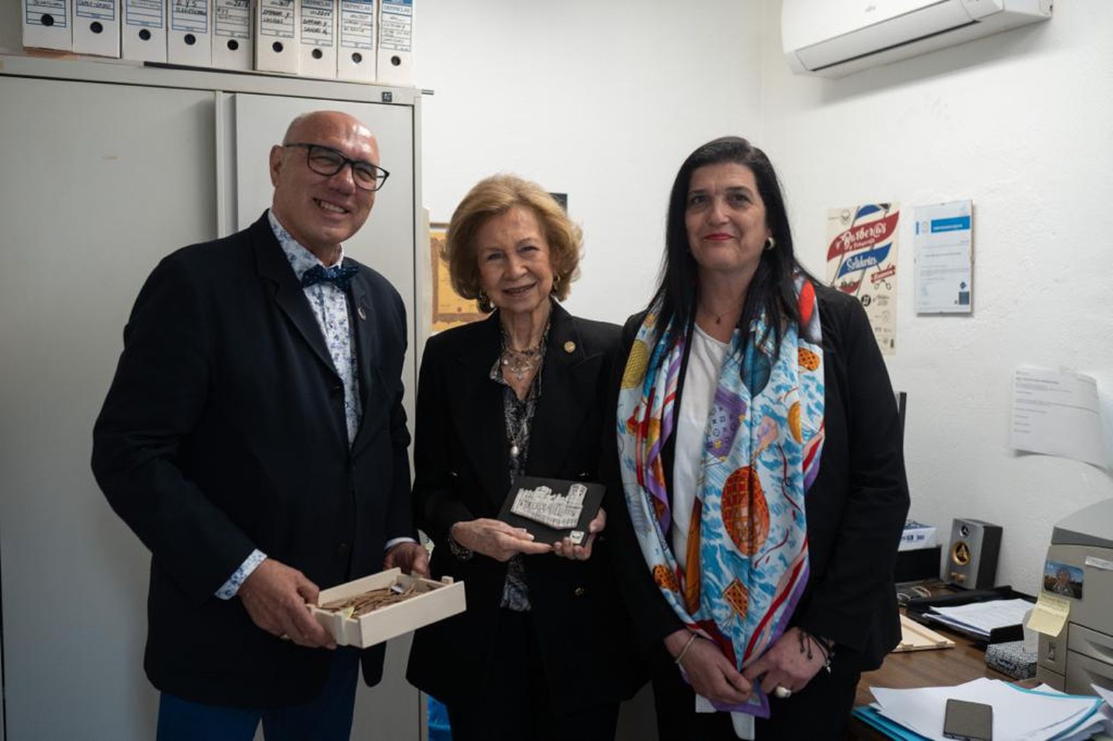 Imagen de la reina Sofía recibiendo el obsequio en el Banco de Alimentos