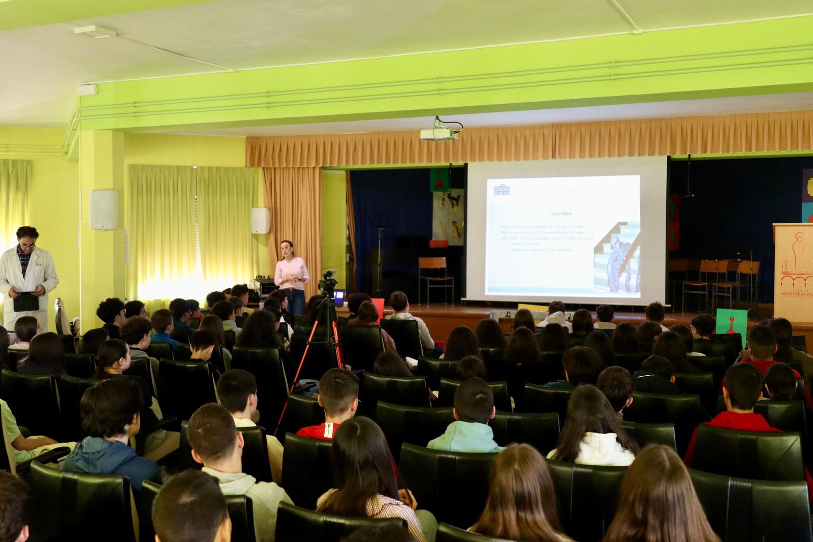 María José Pérez, directora de la Biblioteca Municipal de Benavente durante la charla
