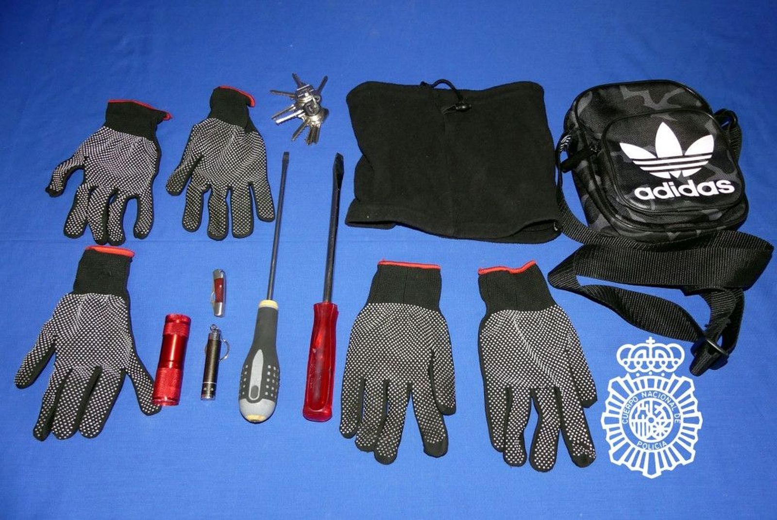 ÚTILES ROBO. PRENSA