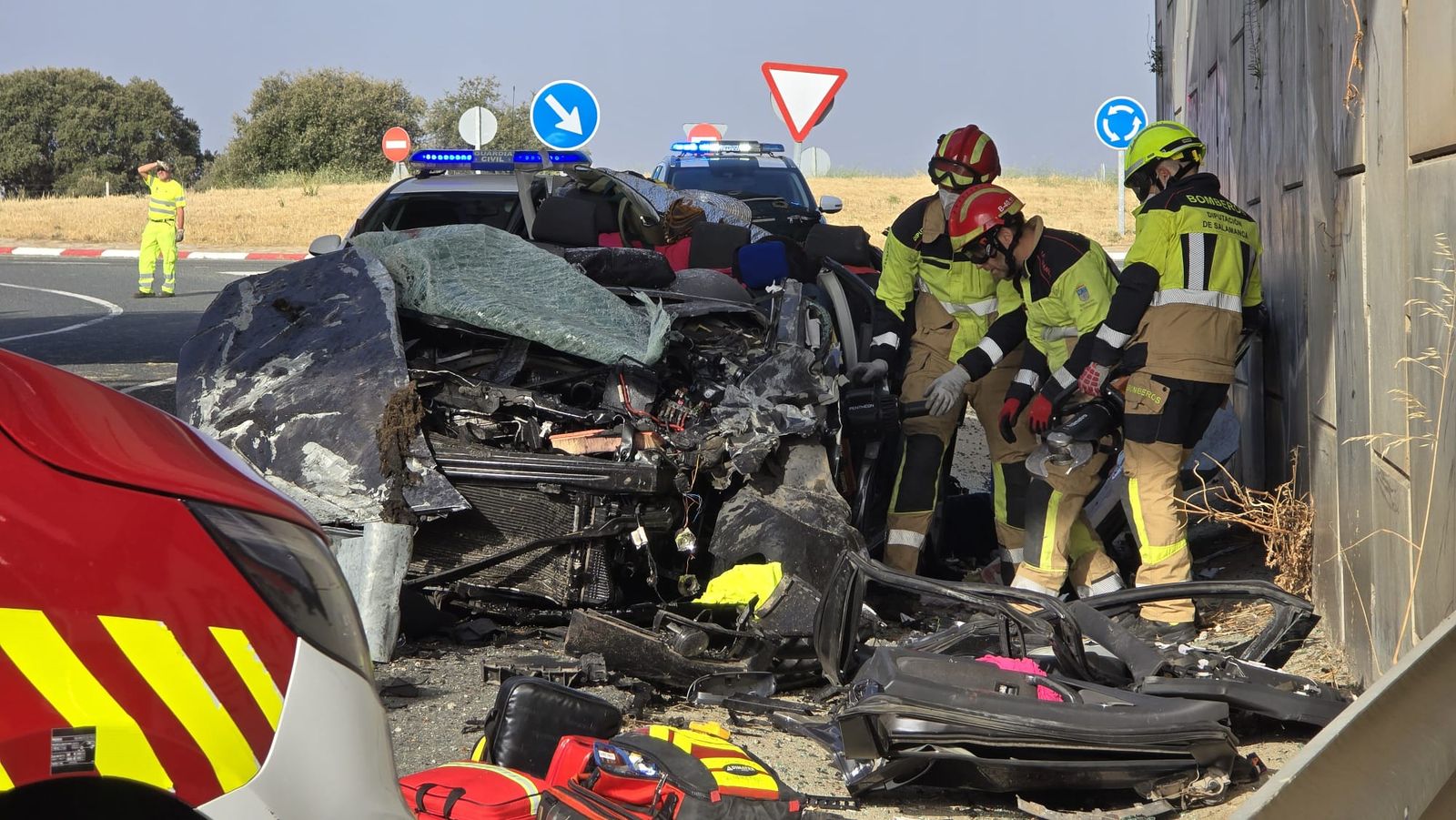 Un vehículo se precipita a unos siete metros de altura desde la A-66 a la N-630