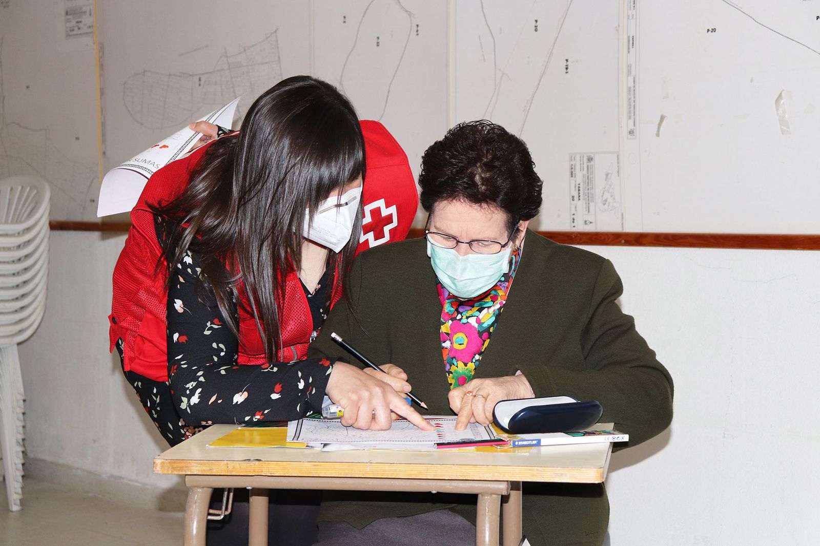 Una voluntaria de Cruz Roja en Zamora junto a una usuaria