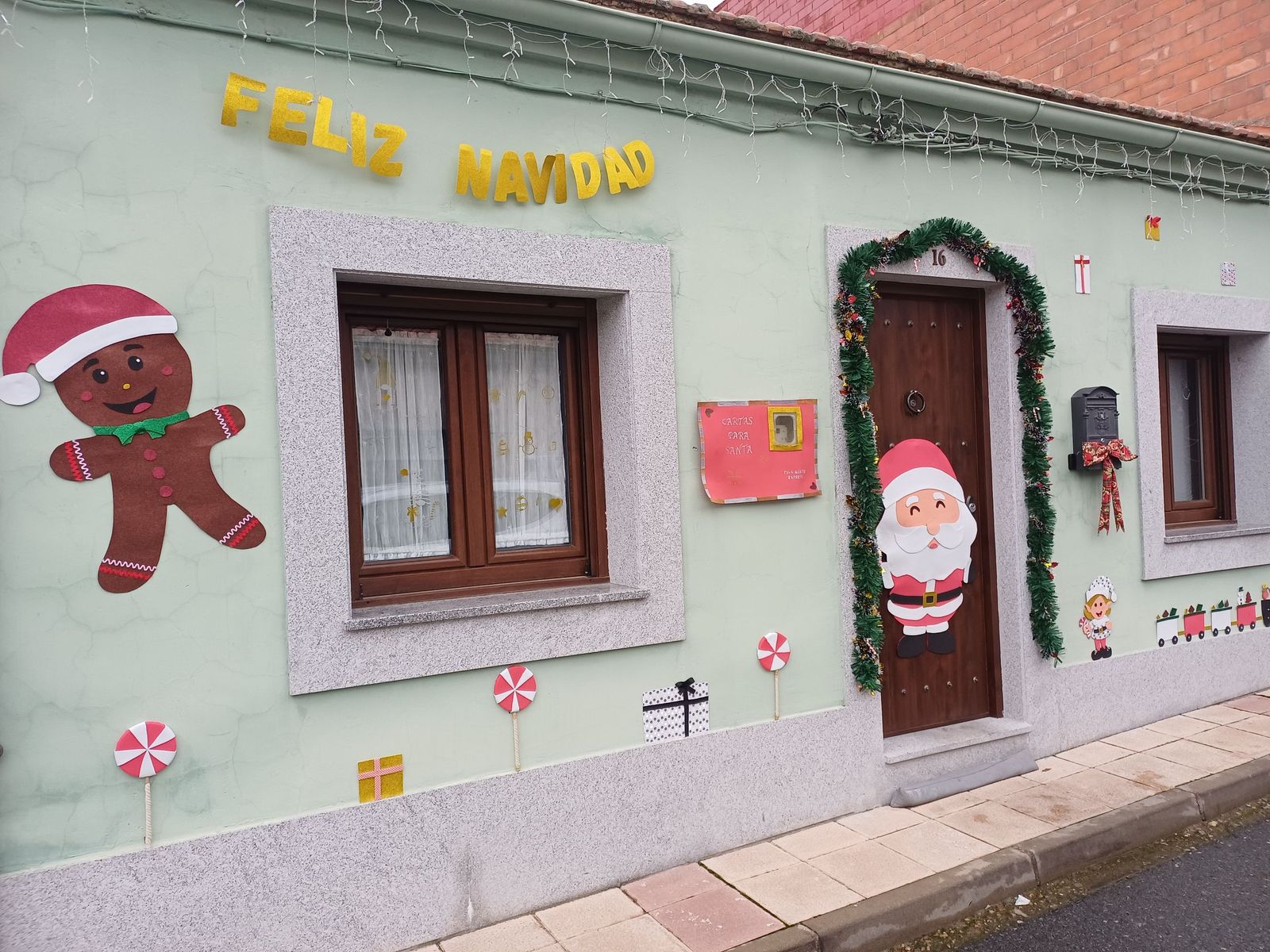 J.M.S. - Decoración navideña en una vivienda de Villamayor (3).jpg